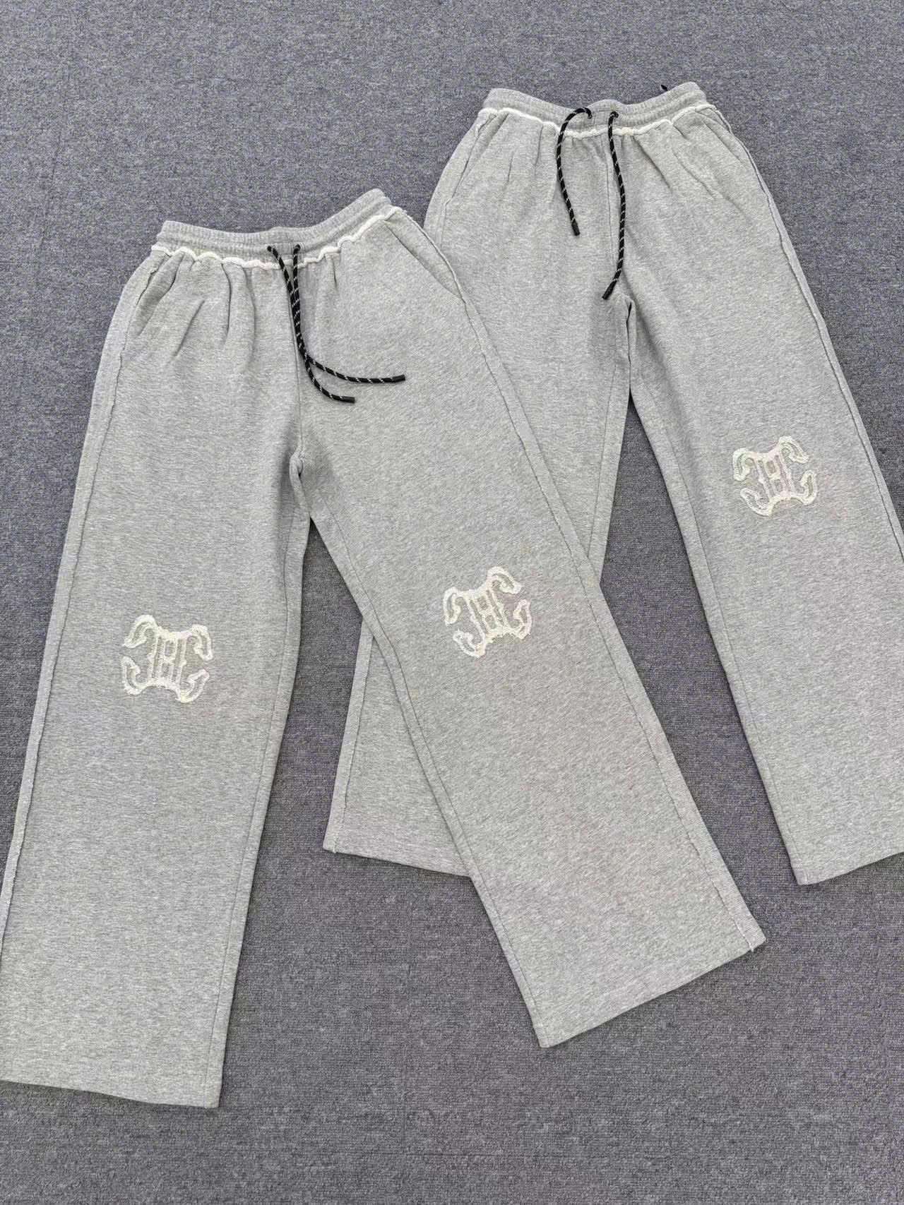 Quần nỉ dài logo to màu ghi xám