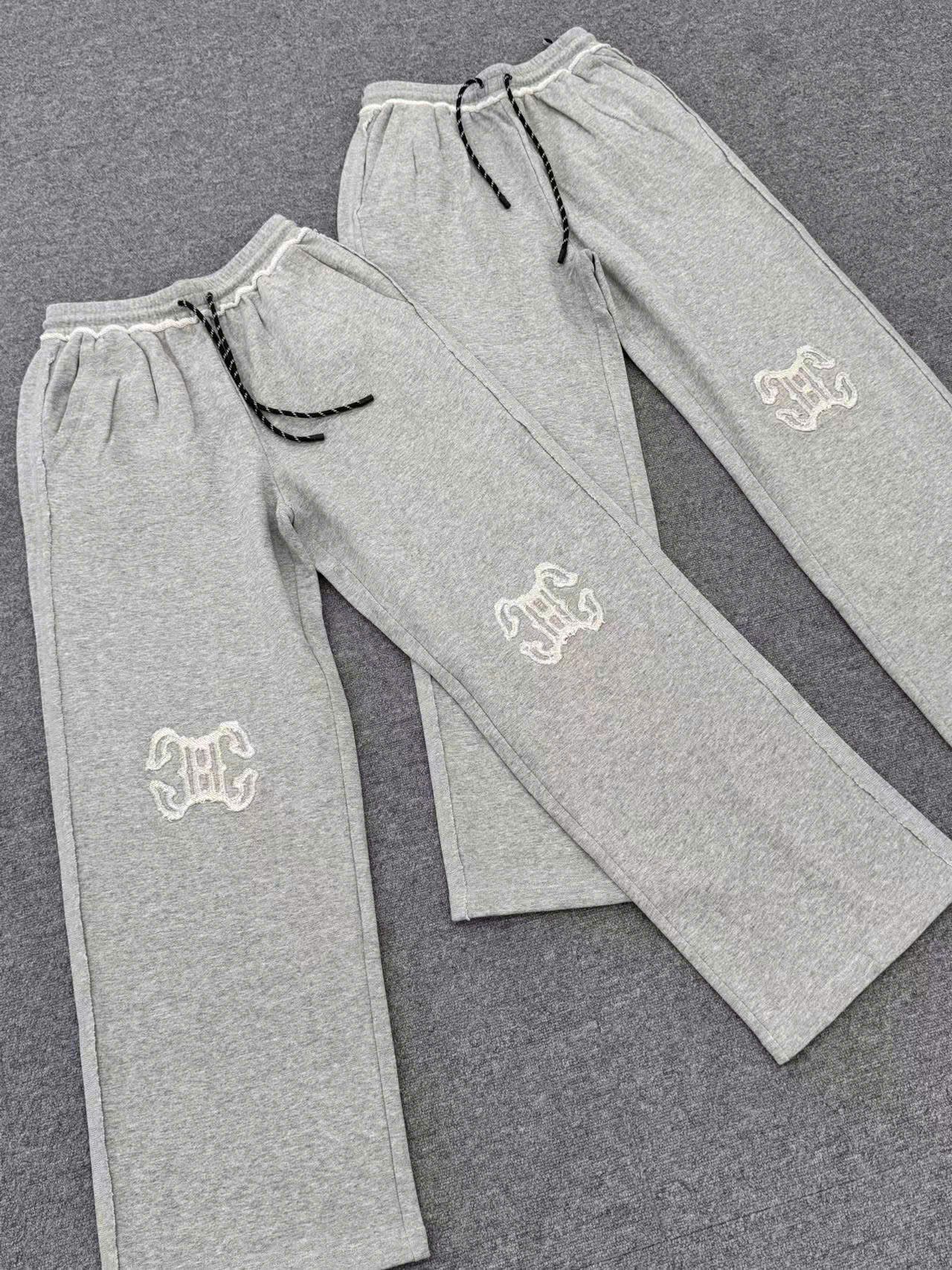 Quần nỉ dài logo to màu ghi xám