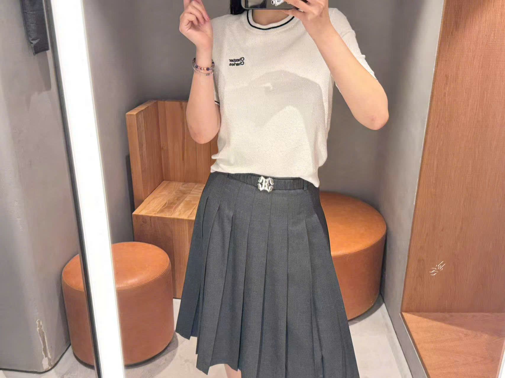 Chân váy xếp ly ghi xám - belt logo