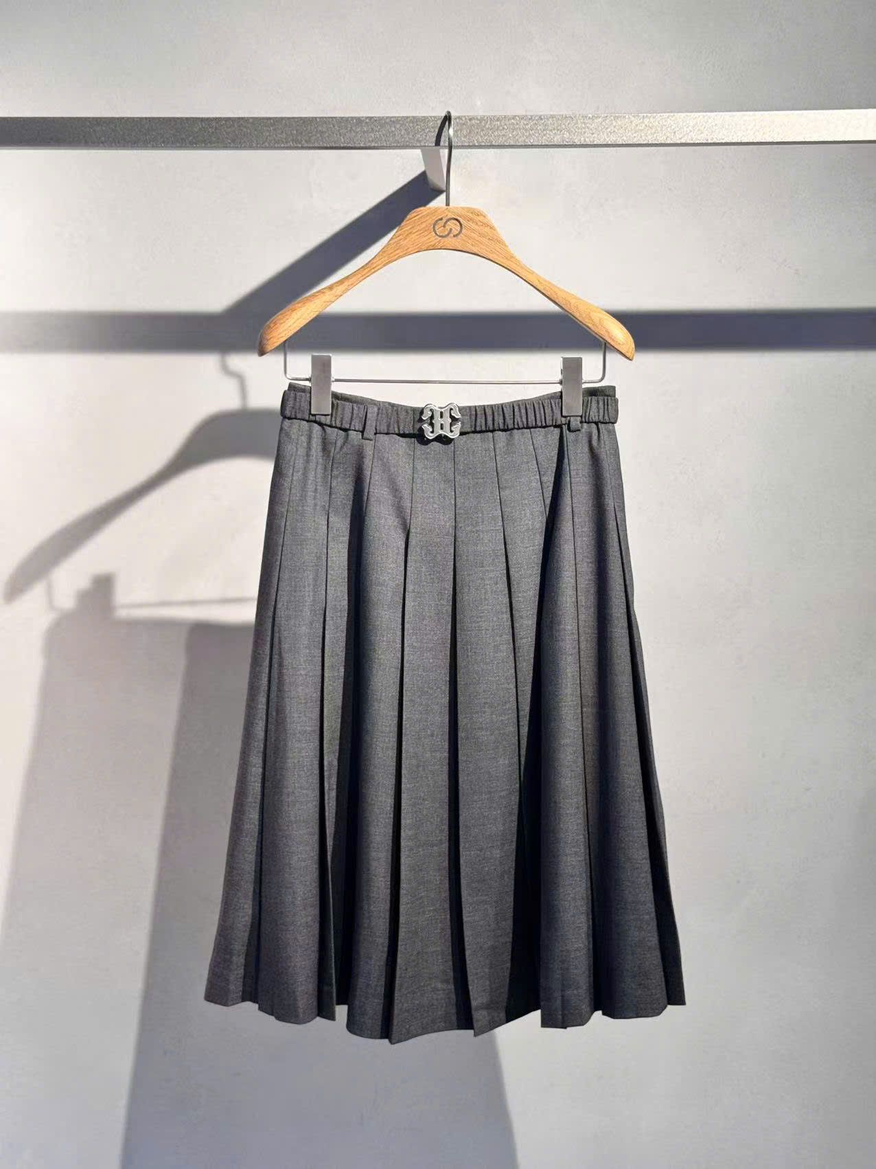 Chân váy xếp ly ghi xám - belt logo