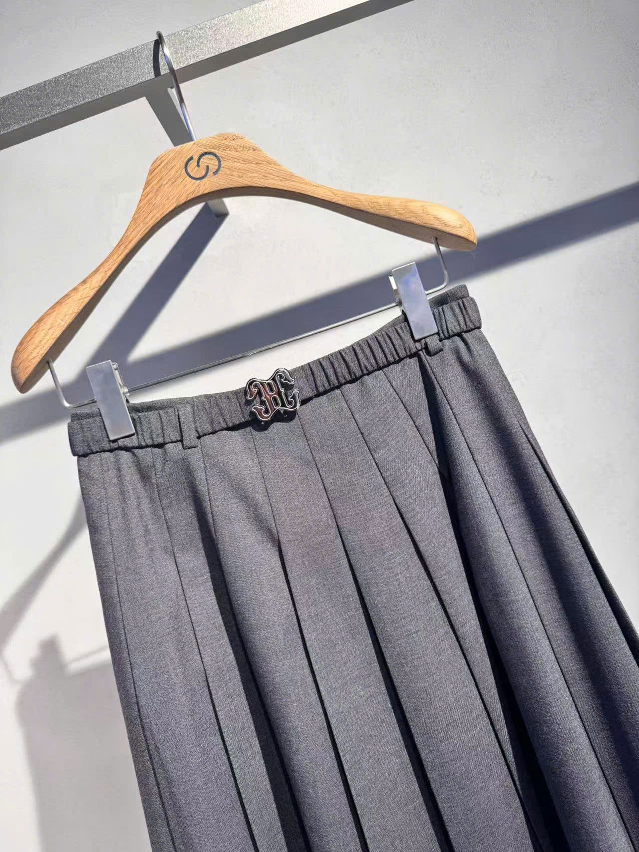 Chân váy xếp ly ghi xám - belt logo
