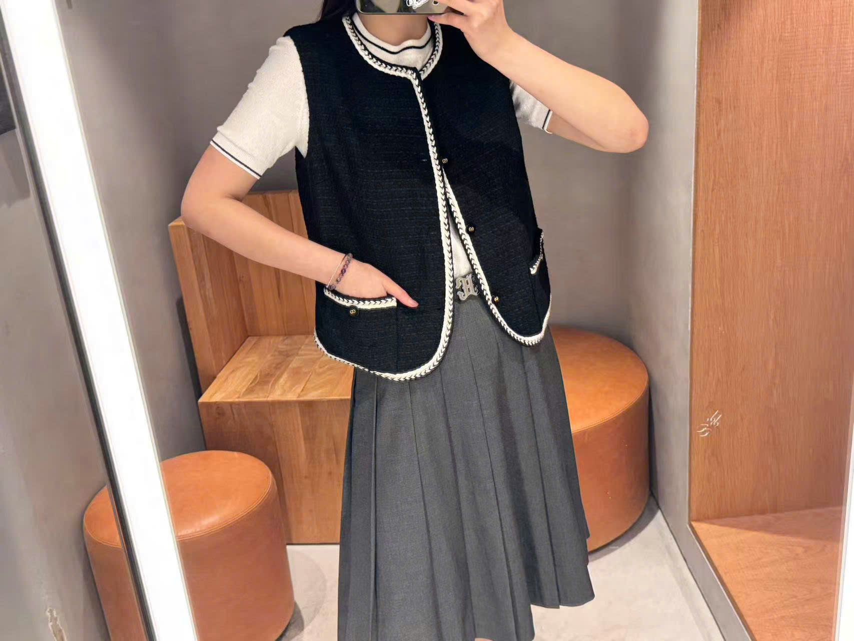 Chân váy xếp ly ghi xám - belt logo