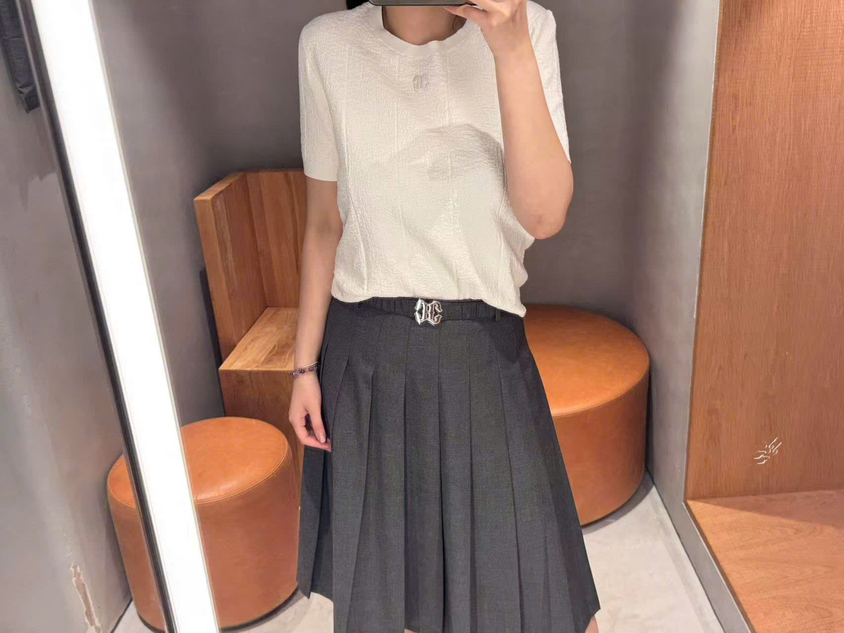 Chân váy xếp ly ghi xám - belt logo