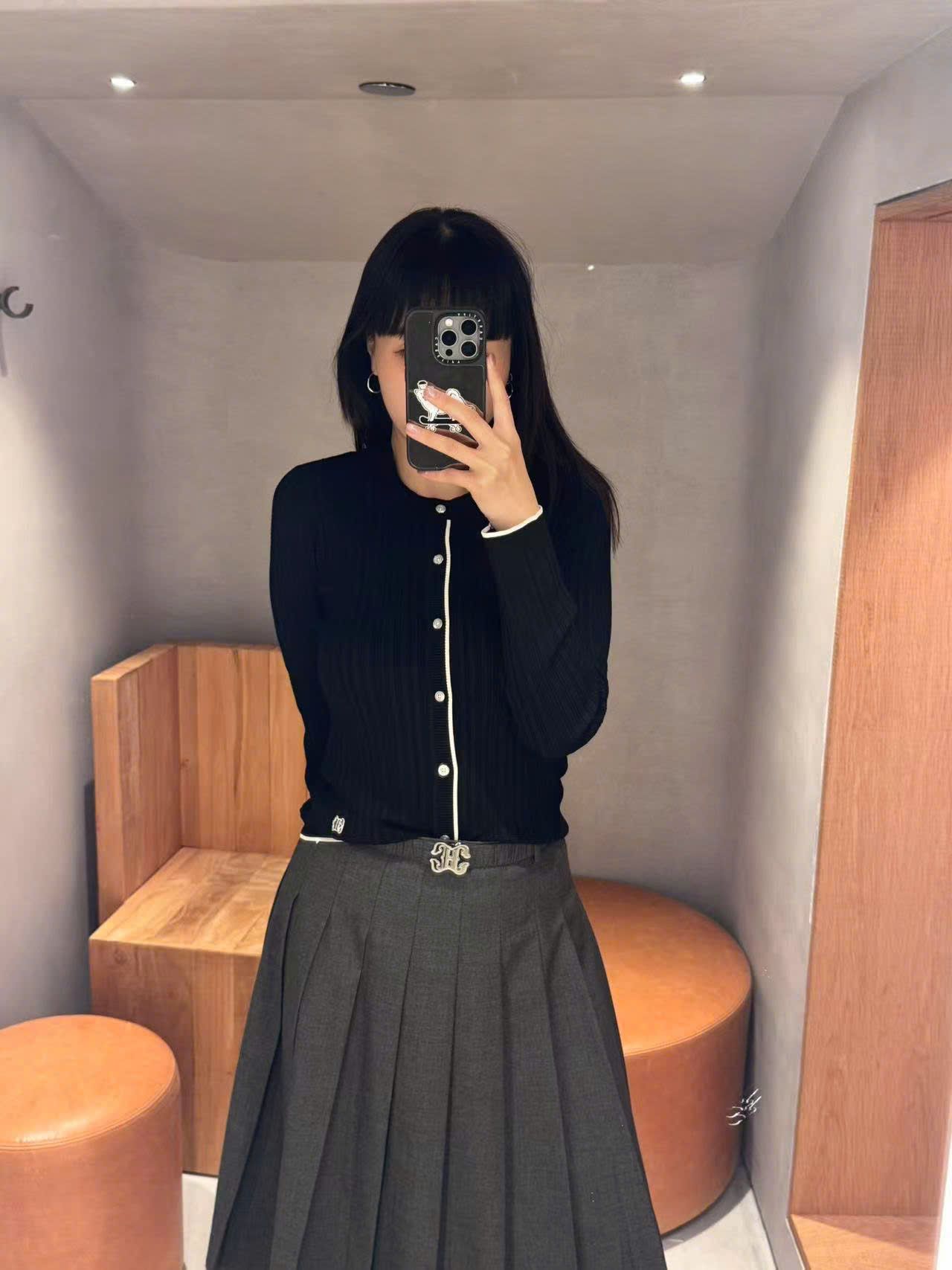 Chân váy xếp ly ghi xám - belt logo