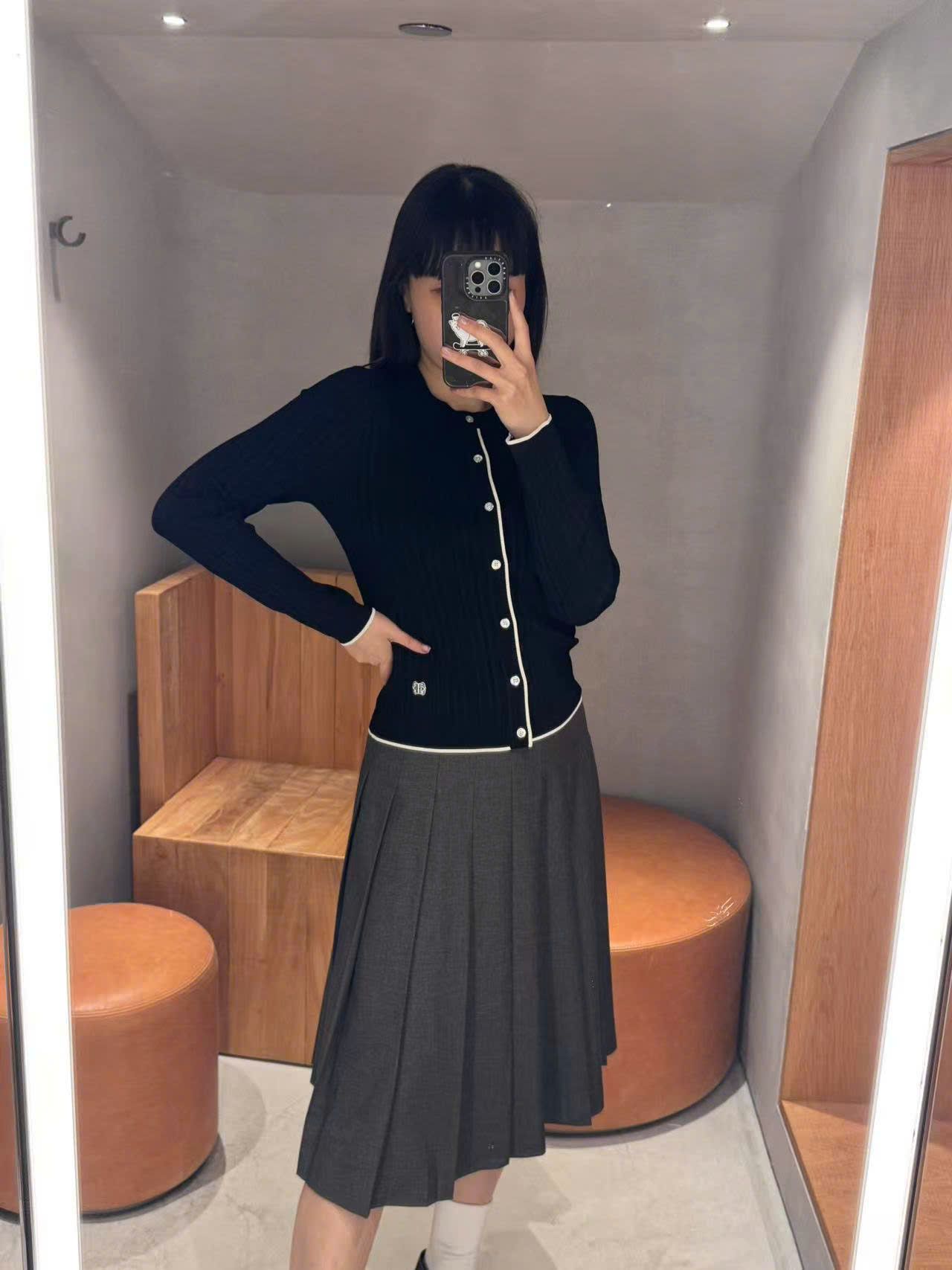 Chân váy xếp ly ghi xám - belt logo
