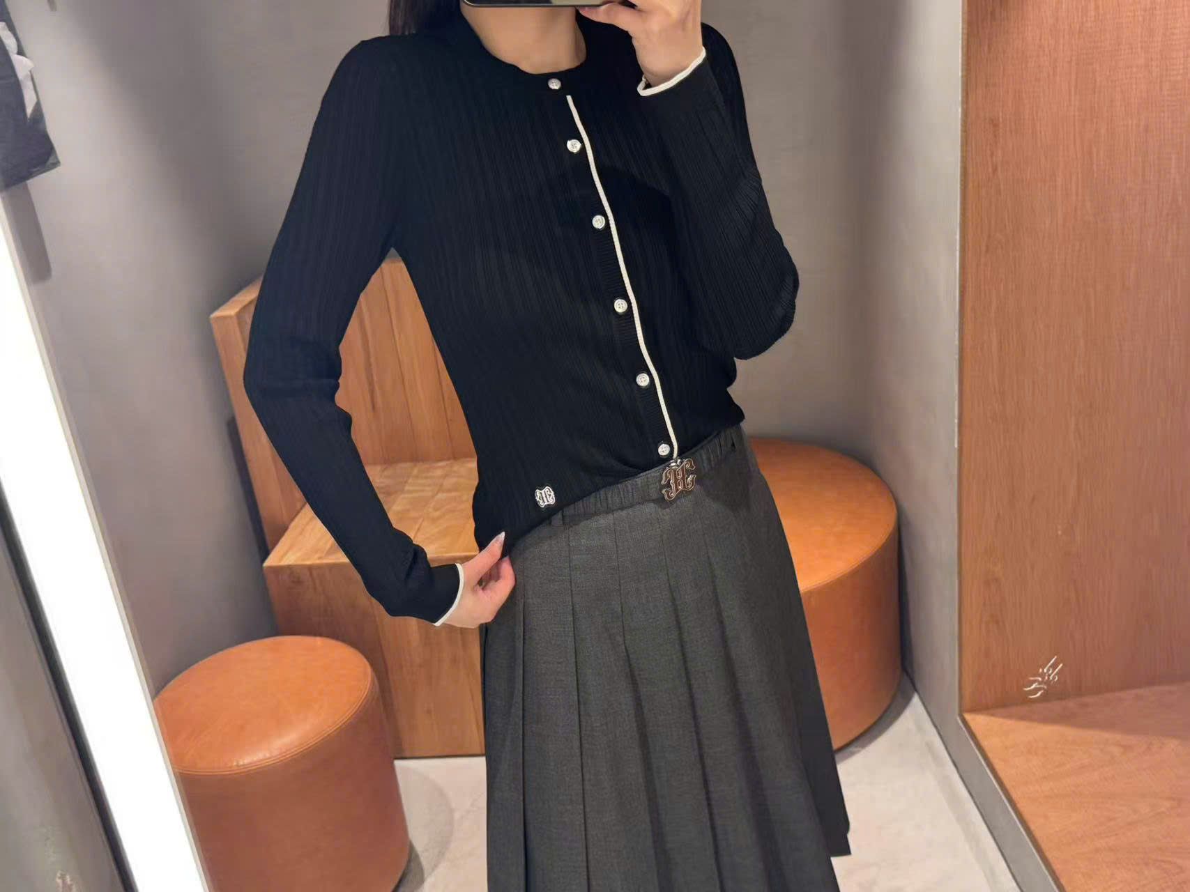 Chân váy xếp ly ghi xám - belt logo