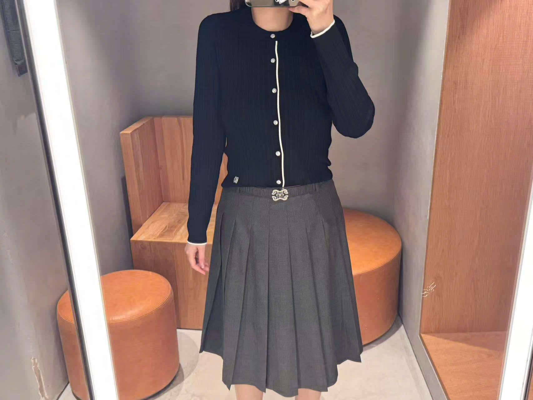 Chân váy xếp ly ghi xám - belt logo