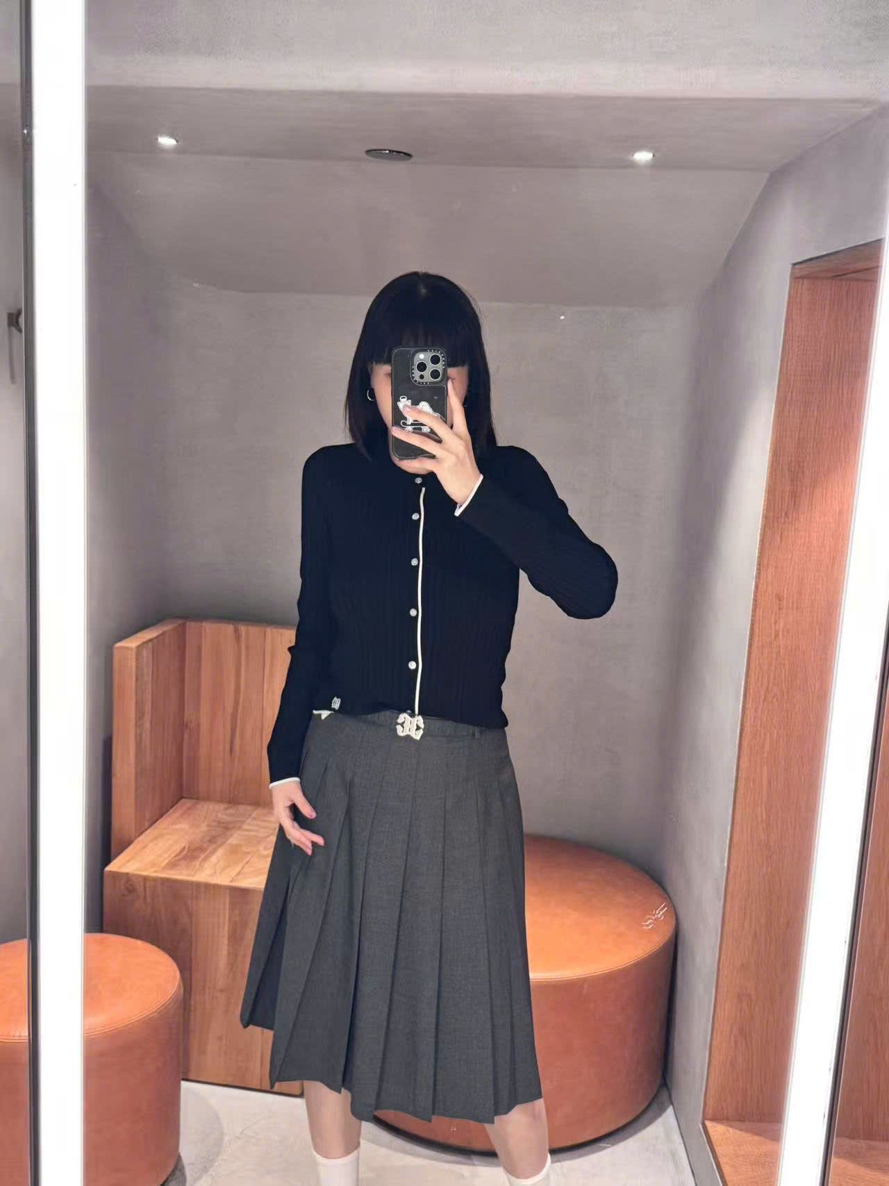 Chân váy xếp ly ghi xám - belt logo