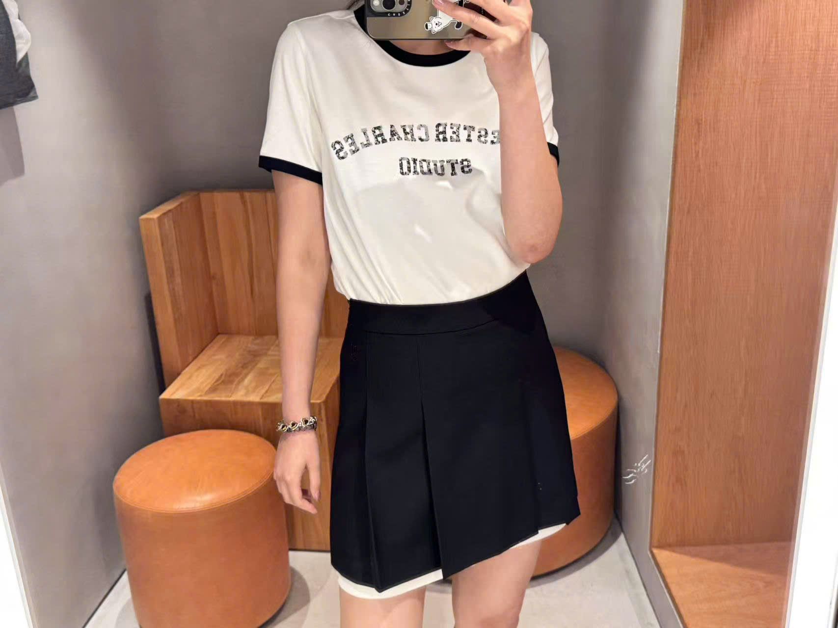 Áo phông trắng viền đen chữ CC STUDIO