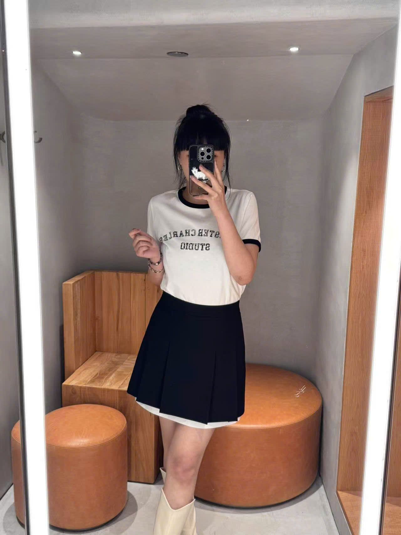 Áo phông trắng viền đen chữ CC STUDIO