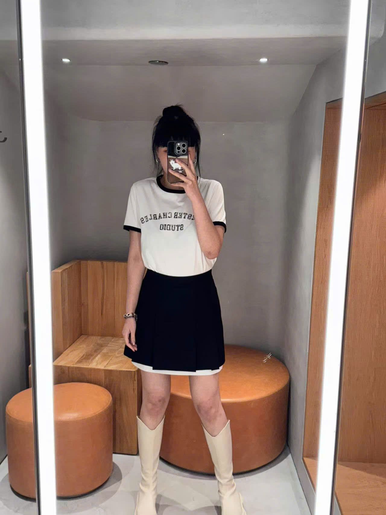 Áo phông trắng viền đen chữ CC STUDIO