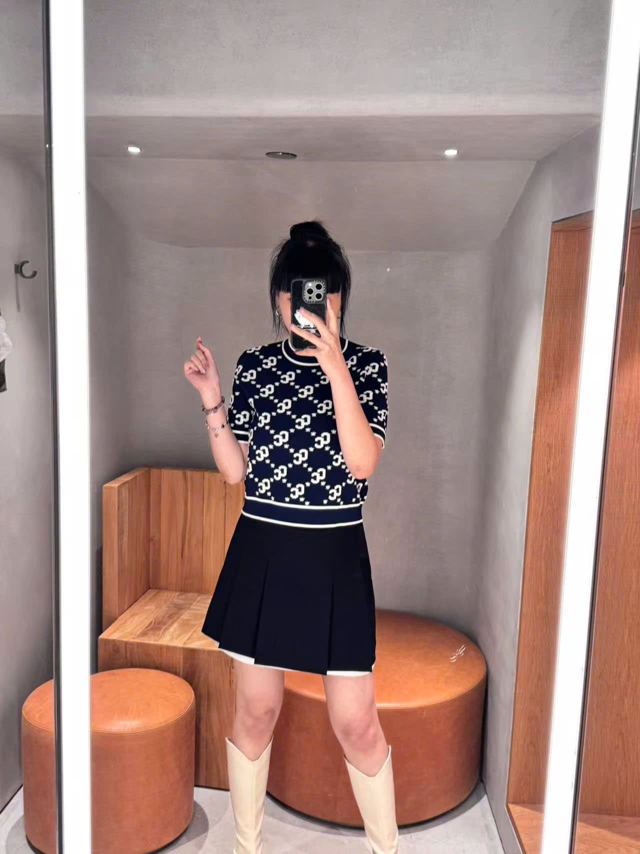 Chân váy xếp ly đen, viền gấu trắng