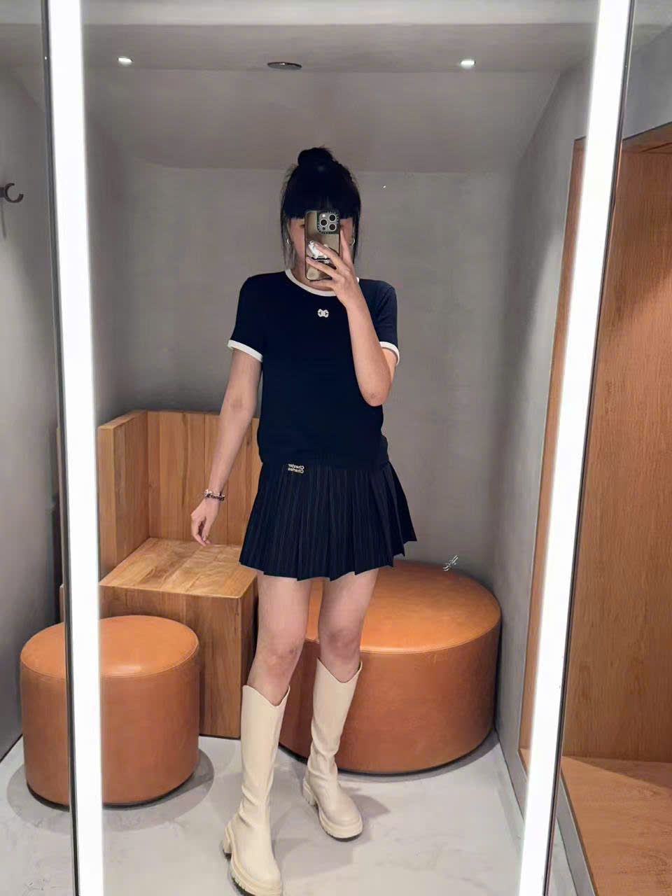 Chân váy ngắn kẻ tím-chữ CC một bên