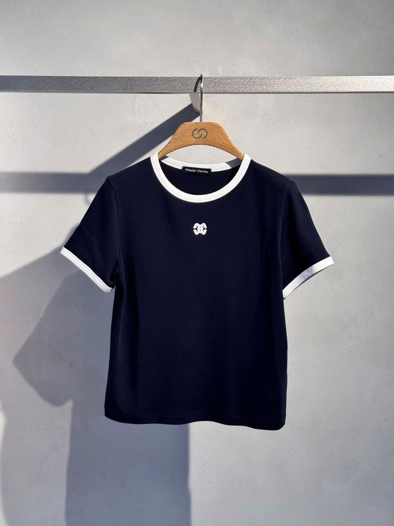 Áo Navy đậm- viền trắng, logo CC nhỏ ngực