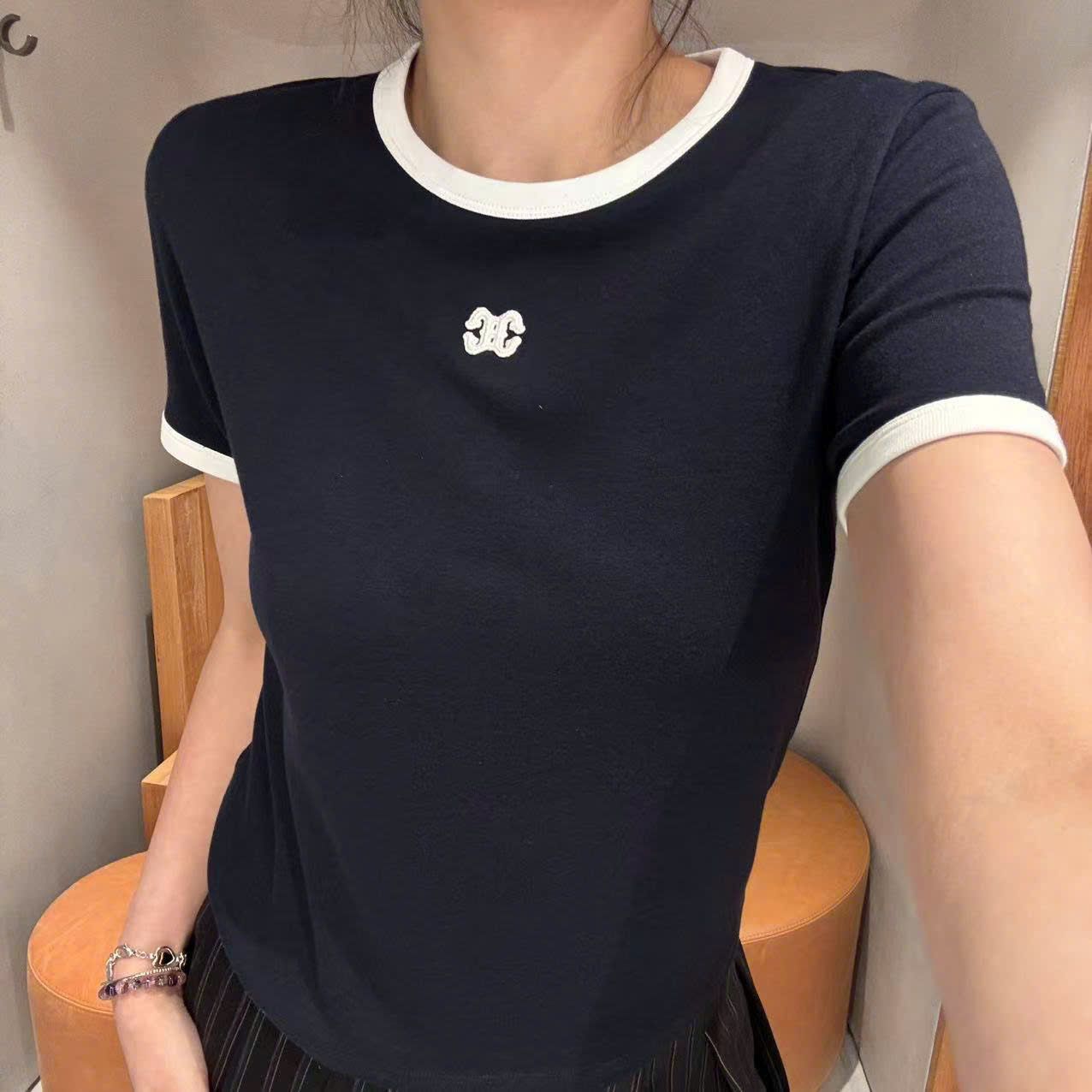Áo Navy đậm- viền trắng, logo CC nhỏ ngực