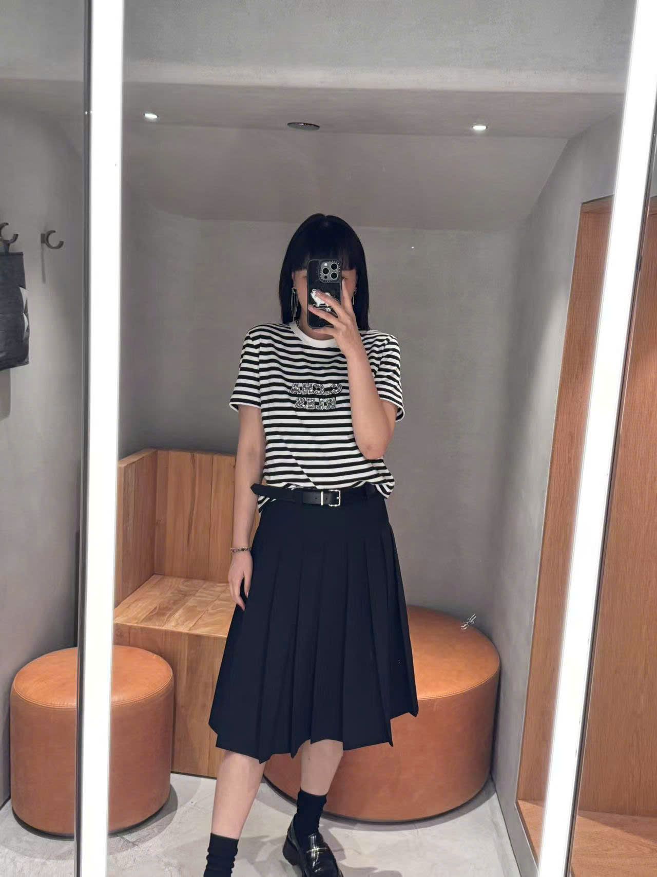 Chân váy xếp ly đen kèm belt da