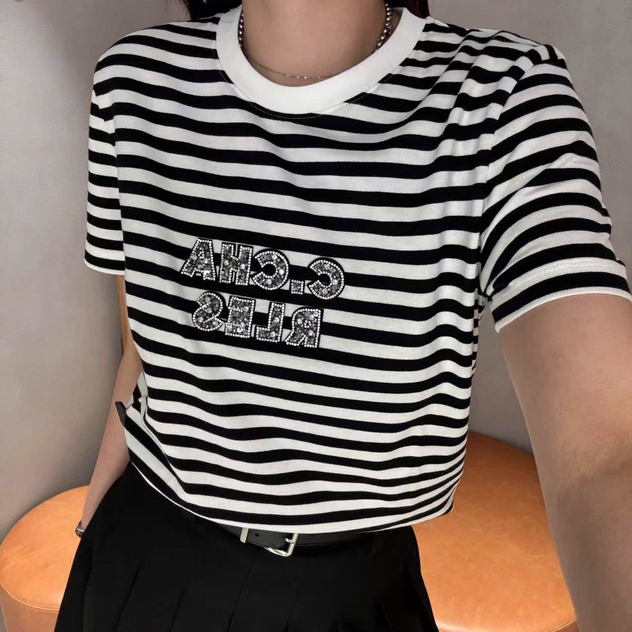 Áo kẻ ngắn tay Logo đính đá ngực