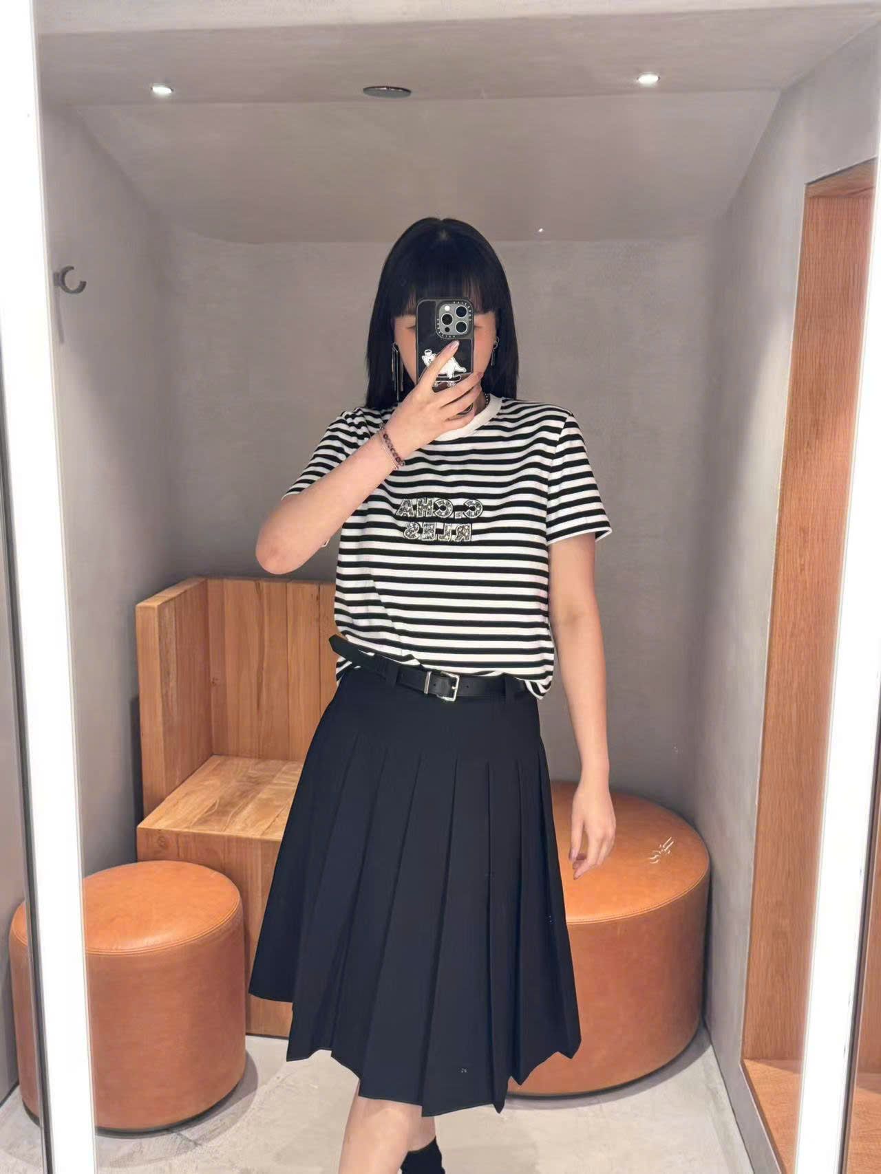 Chân váy xếp ly đen kèm belt da