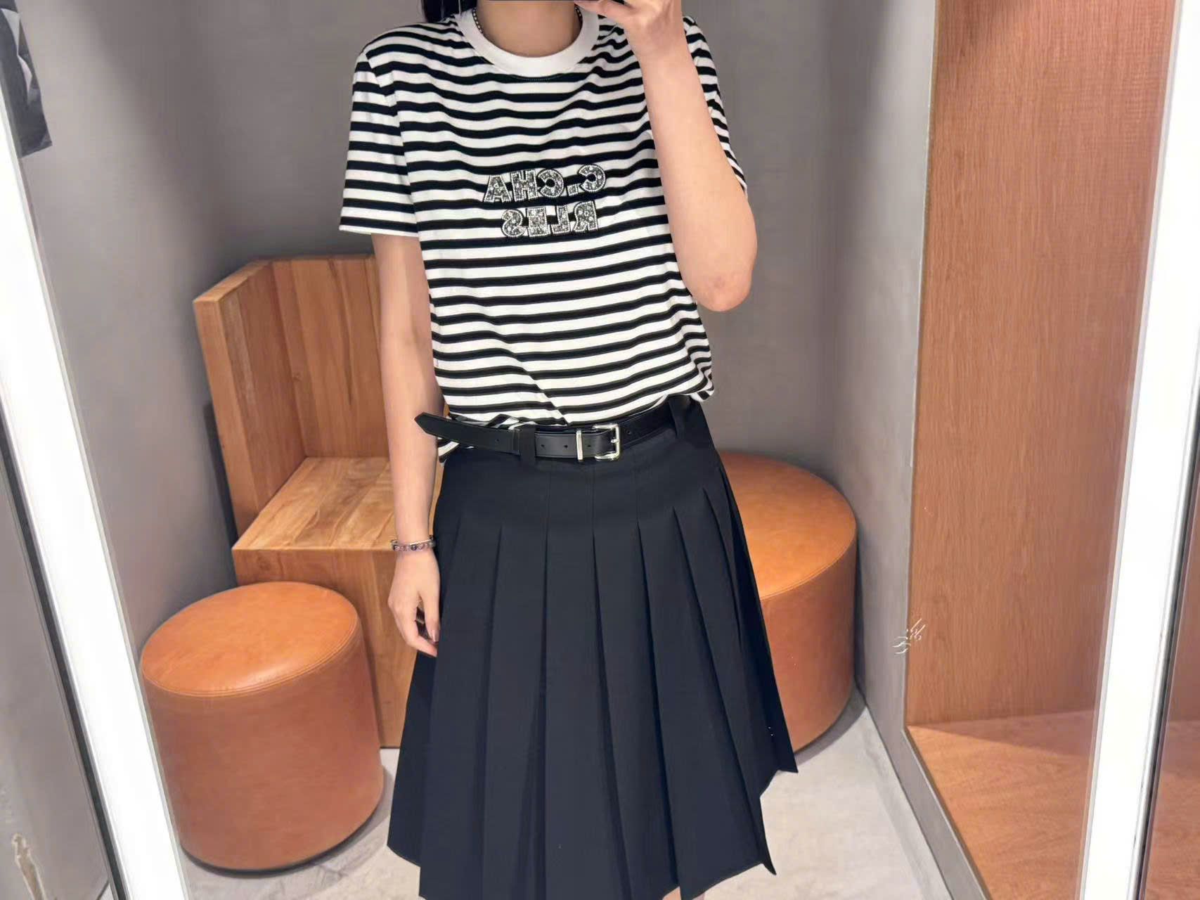Chân váy xếp ly đen kèm belt da