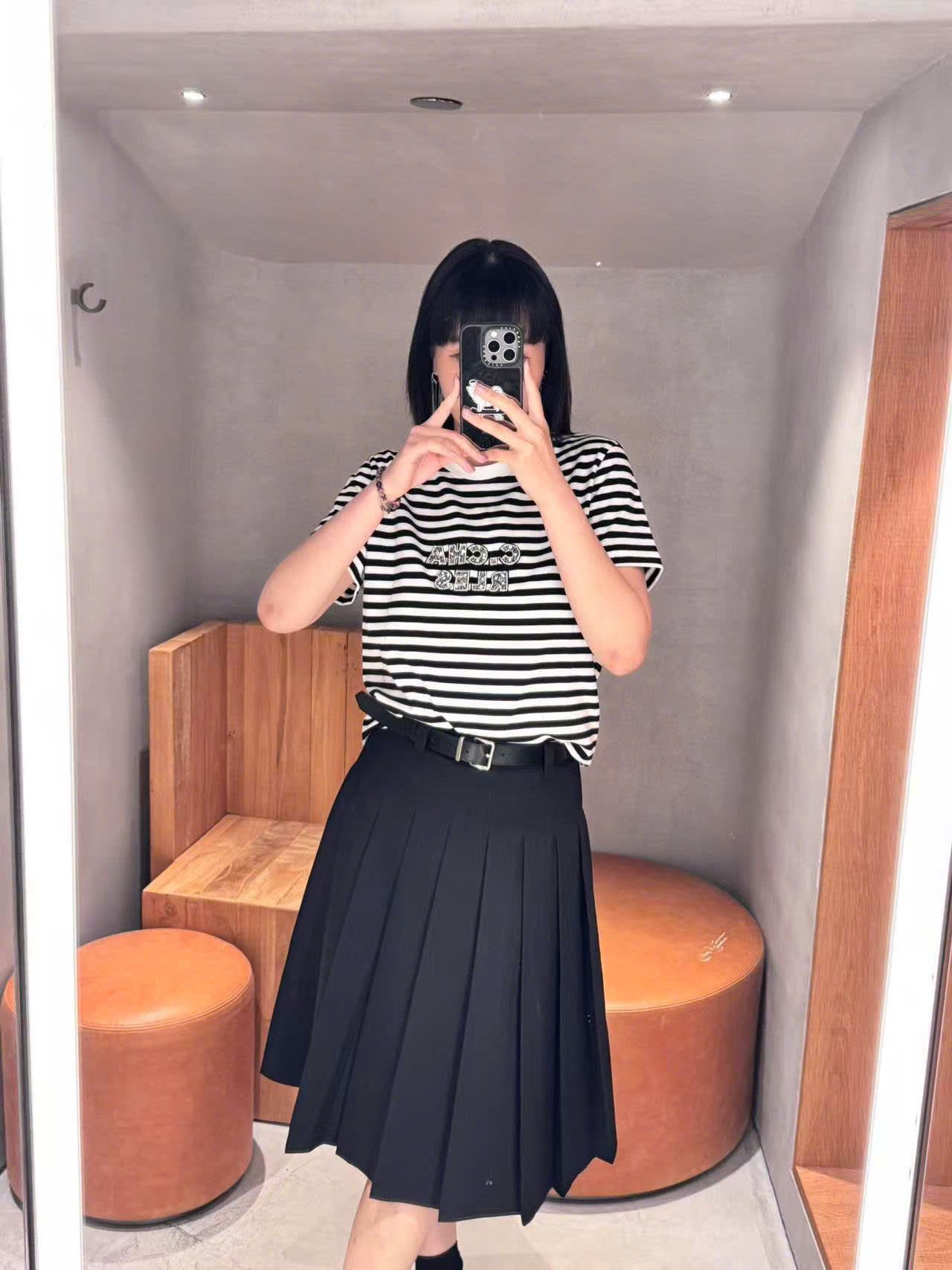 Chân váy xếp ly đen kèm belt da