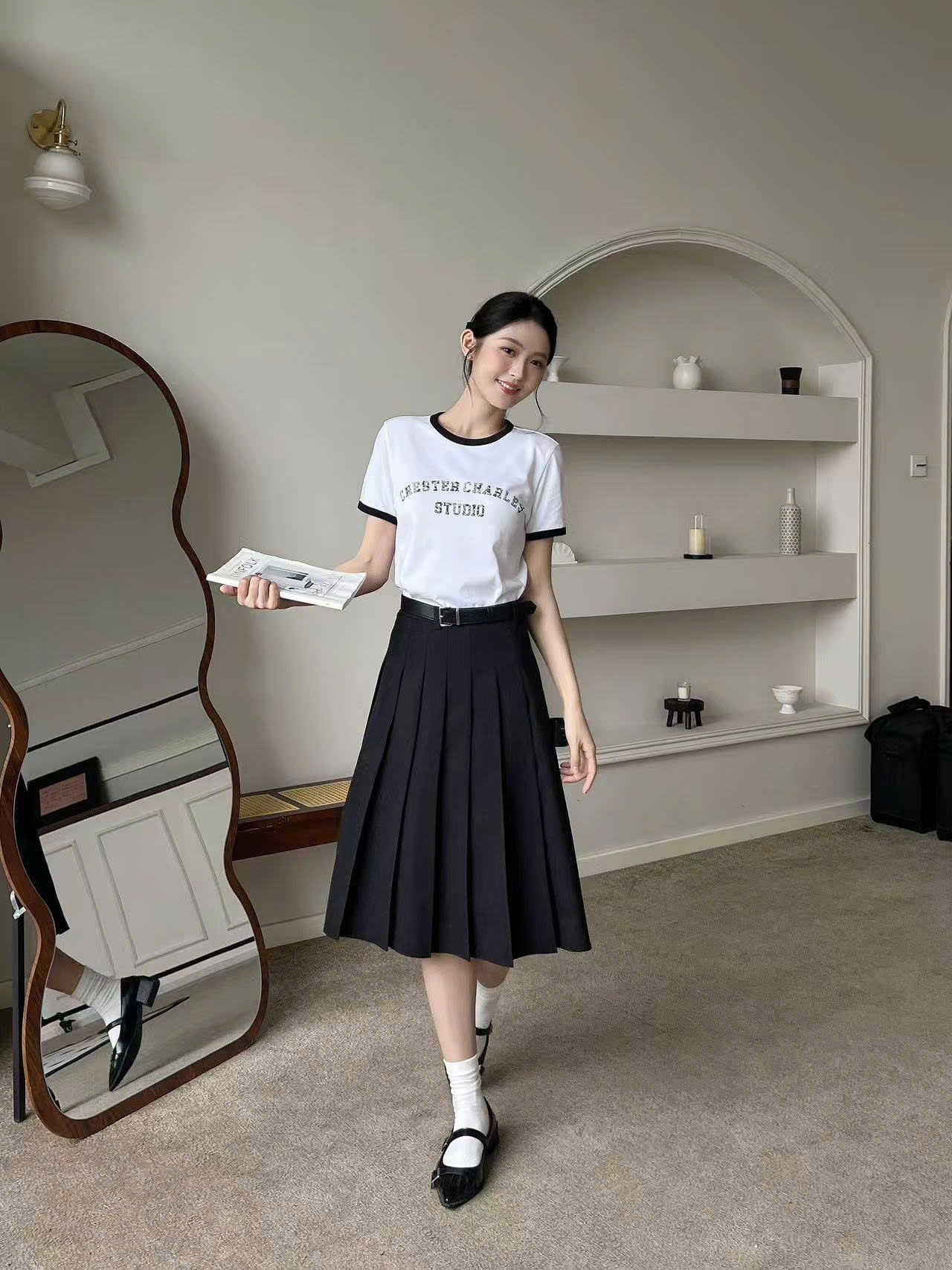 Áo phông trắng viền đen chữ CC STUDIO