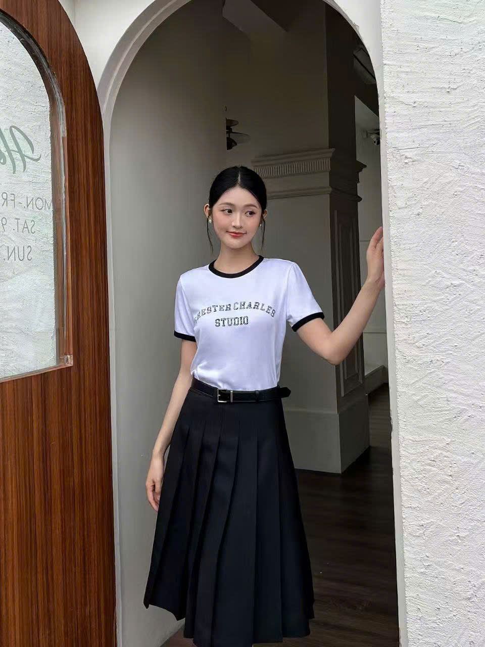 Áo phông trắng viền đen chữ CC STUDIO