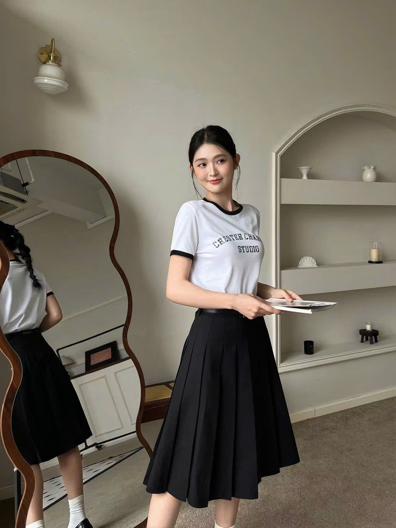 Áo phông trắng viền đen chữ CC STUDIO