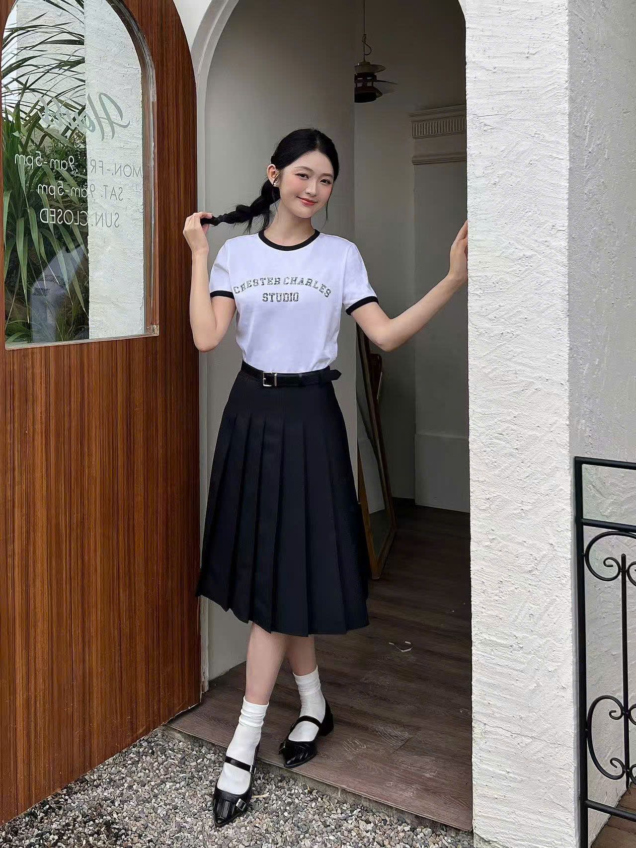 Áo phông trắng viền đen chữ CC STUDIO