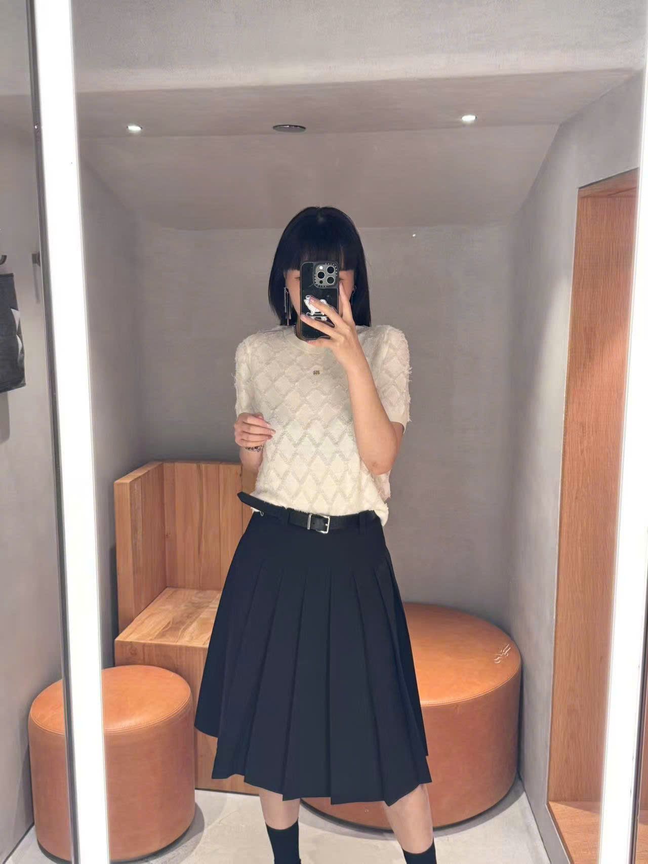 Chân váy xếp ly đen kèm belt da