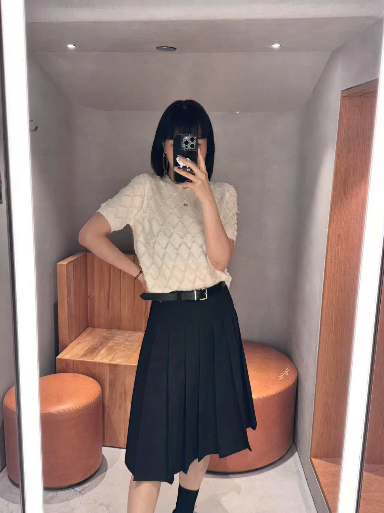 Chân váy xếp ly đen kèm belt da