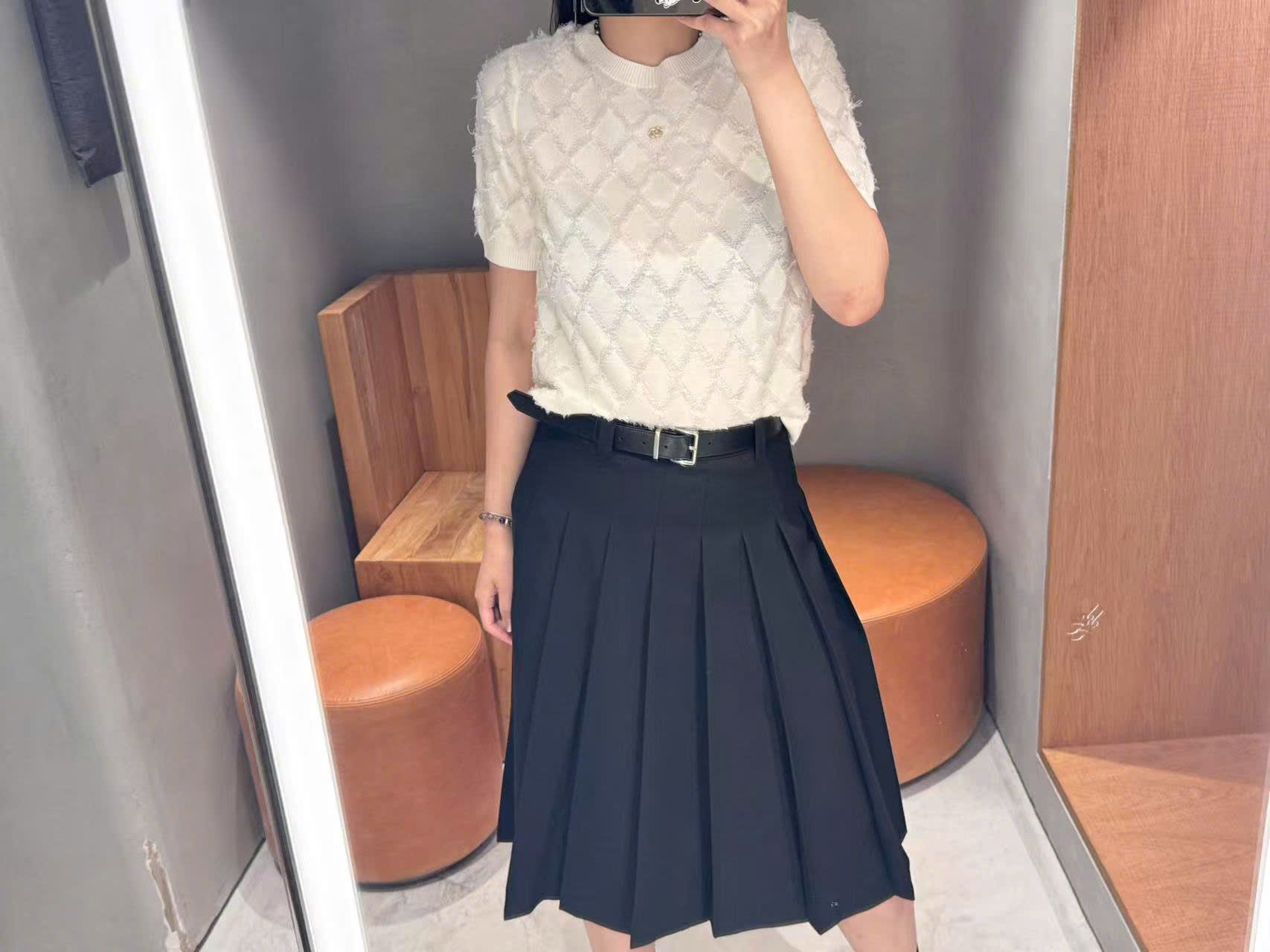 Chân váy xếp ly đen kèm belt da