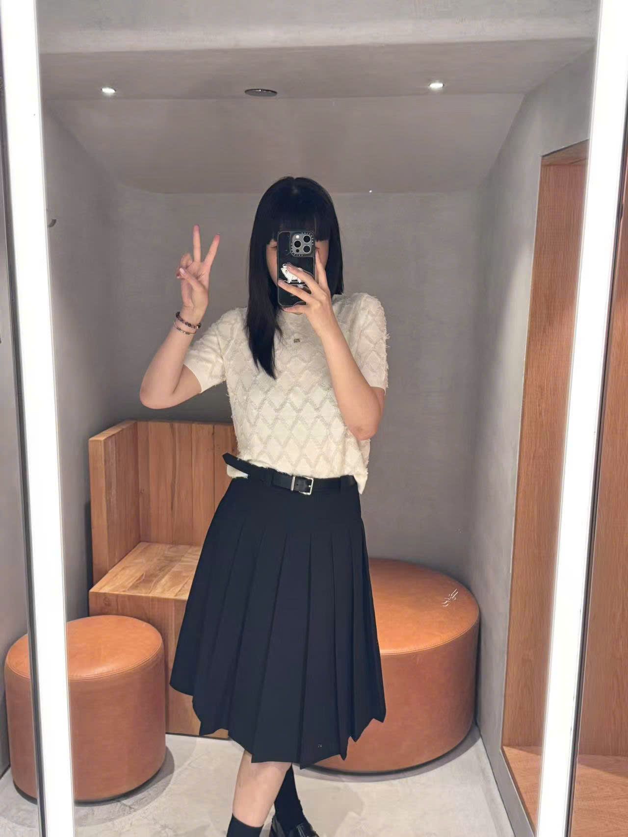 Chân váy xếp ly đen kèm belt da