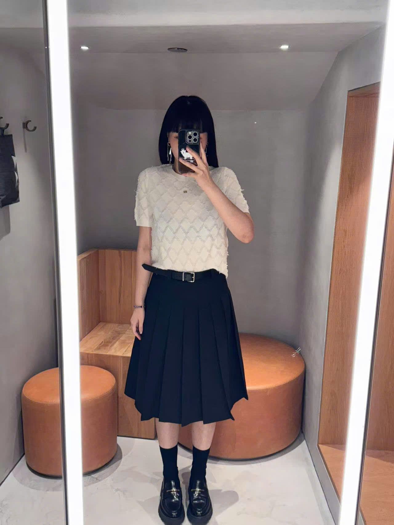 Chân váy xếp ly đen kèm belt da