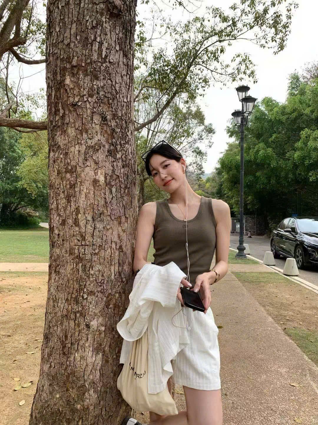 Áo tanktop màu xanh rêu