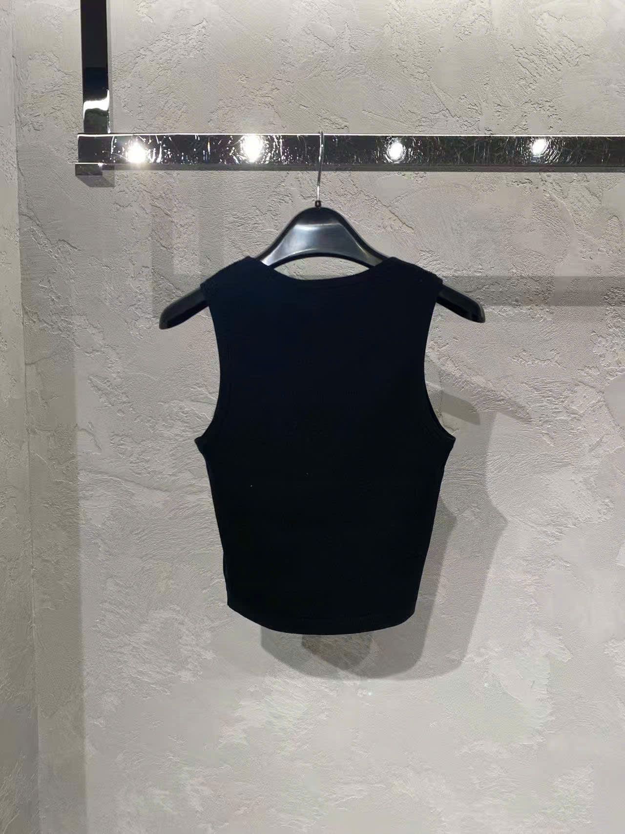 Áo tank top đen tim ngực