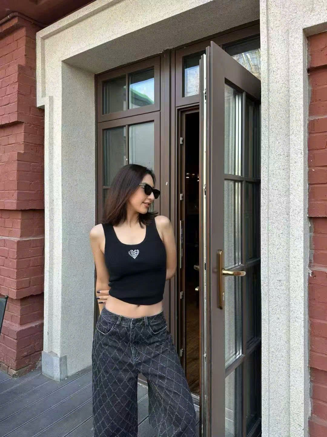 Áo tank top đen tim ngực