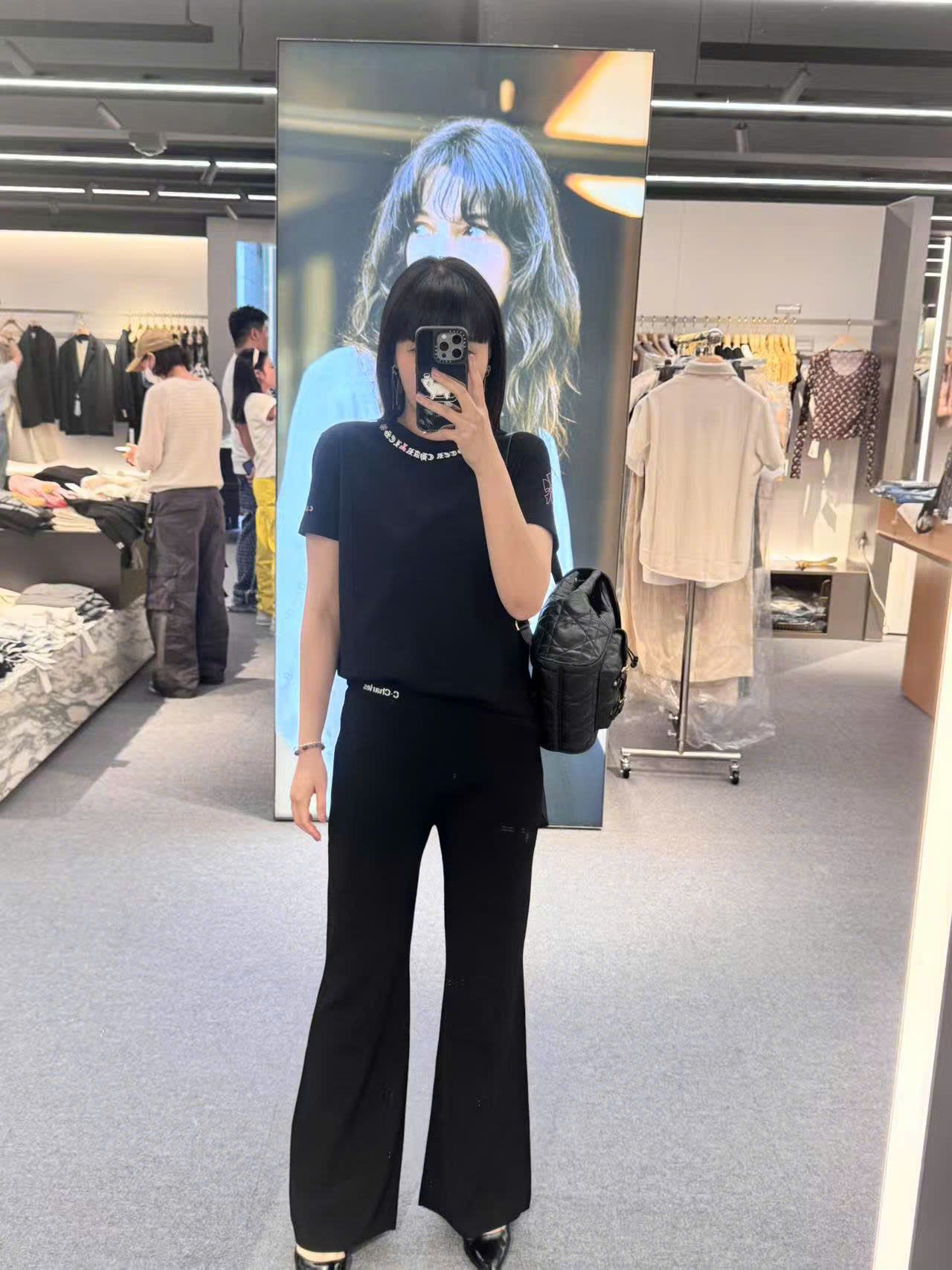 Quần Montogi, chữ cạp trái