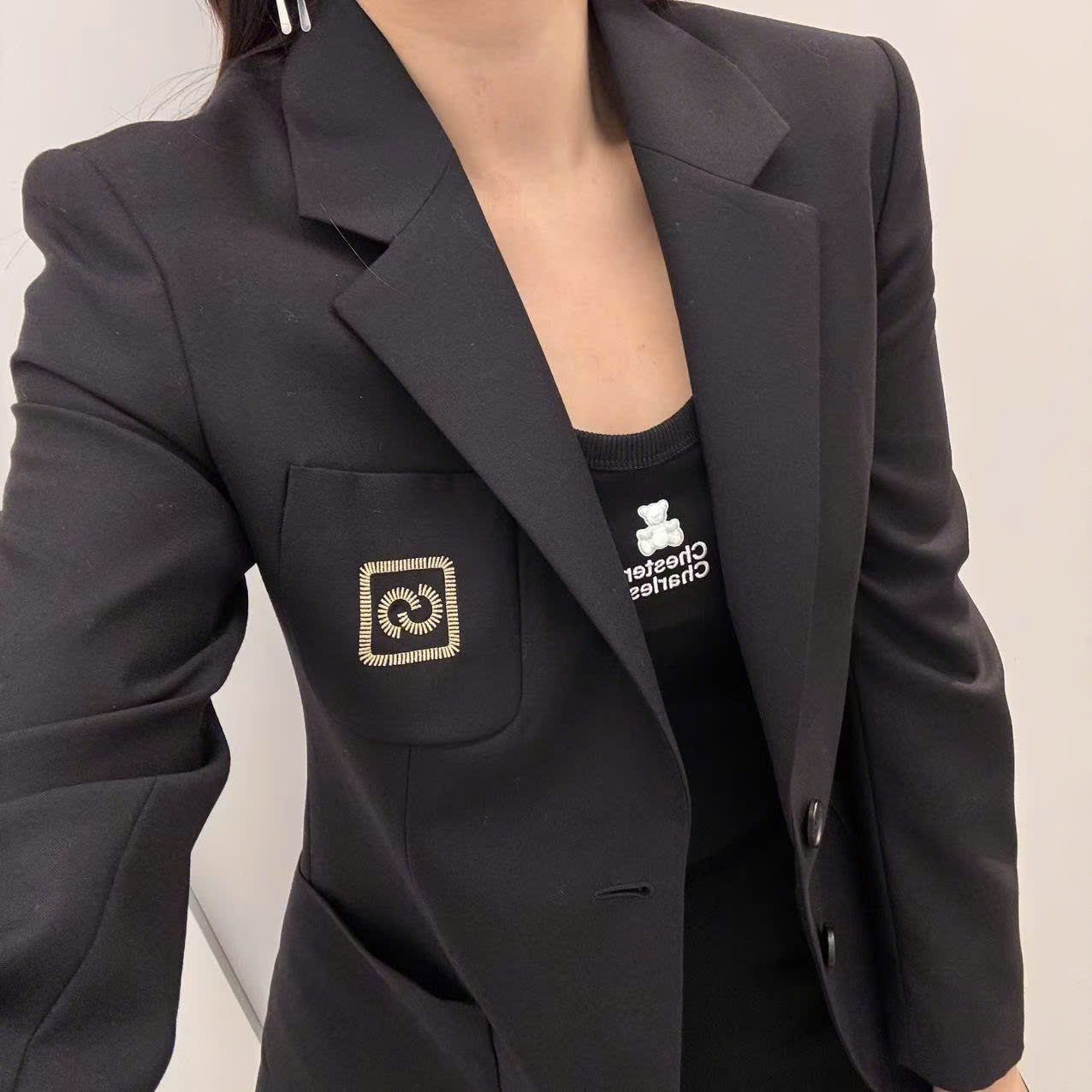 Áo vest đen - logo thêu vàng
