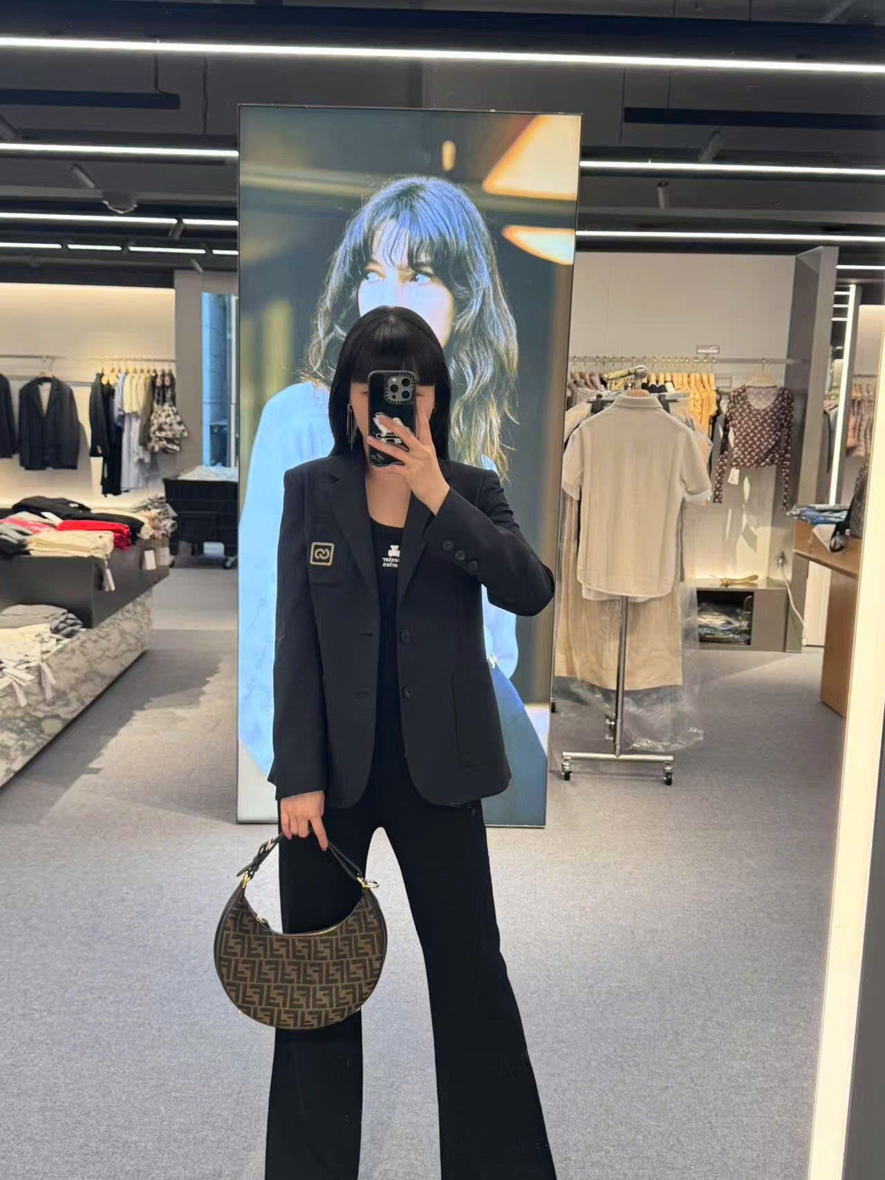 Áo vest đen - logo thêu vàng