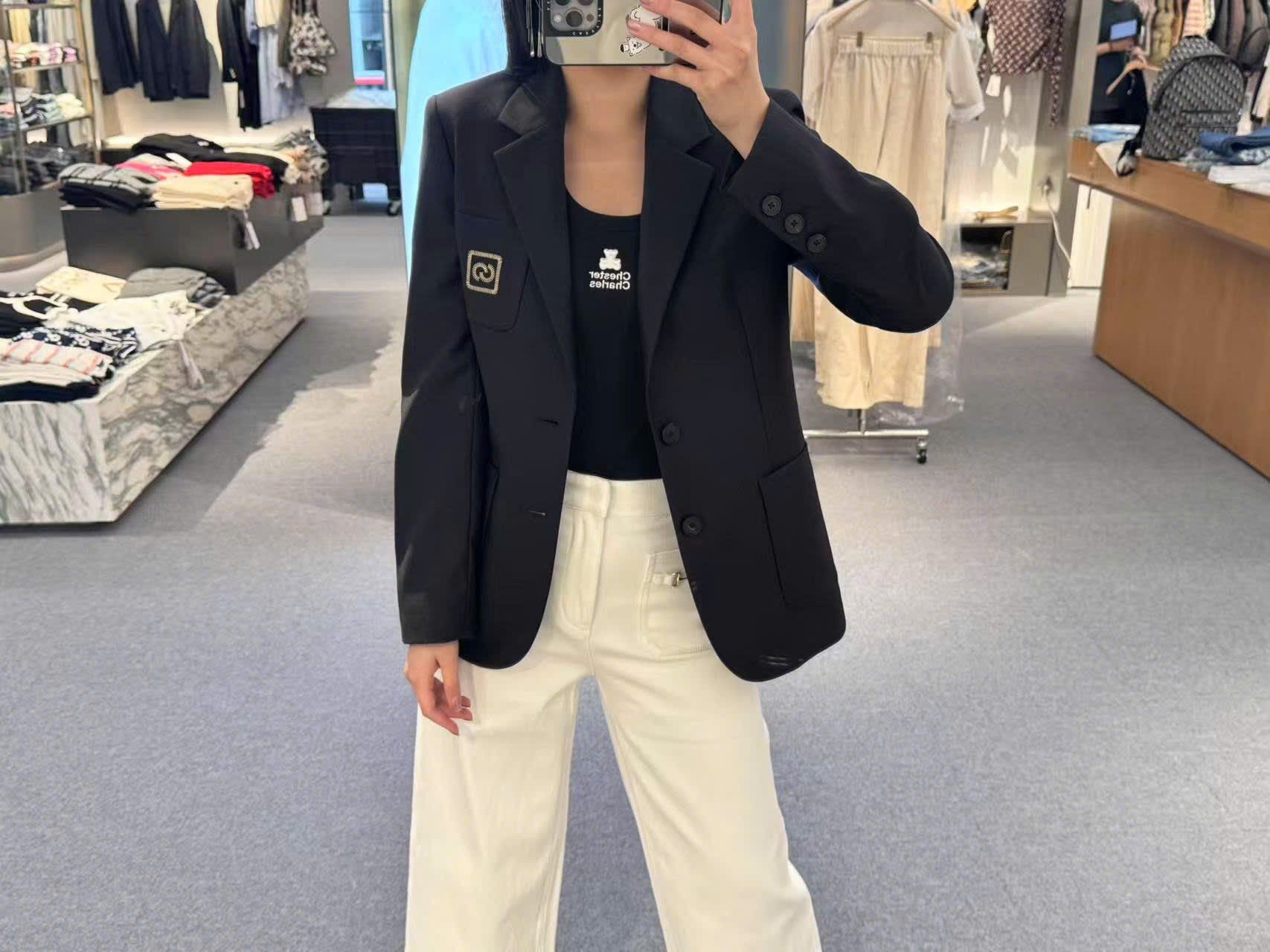 Áo vest đen - logo thêu vàng