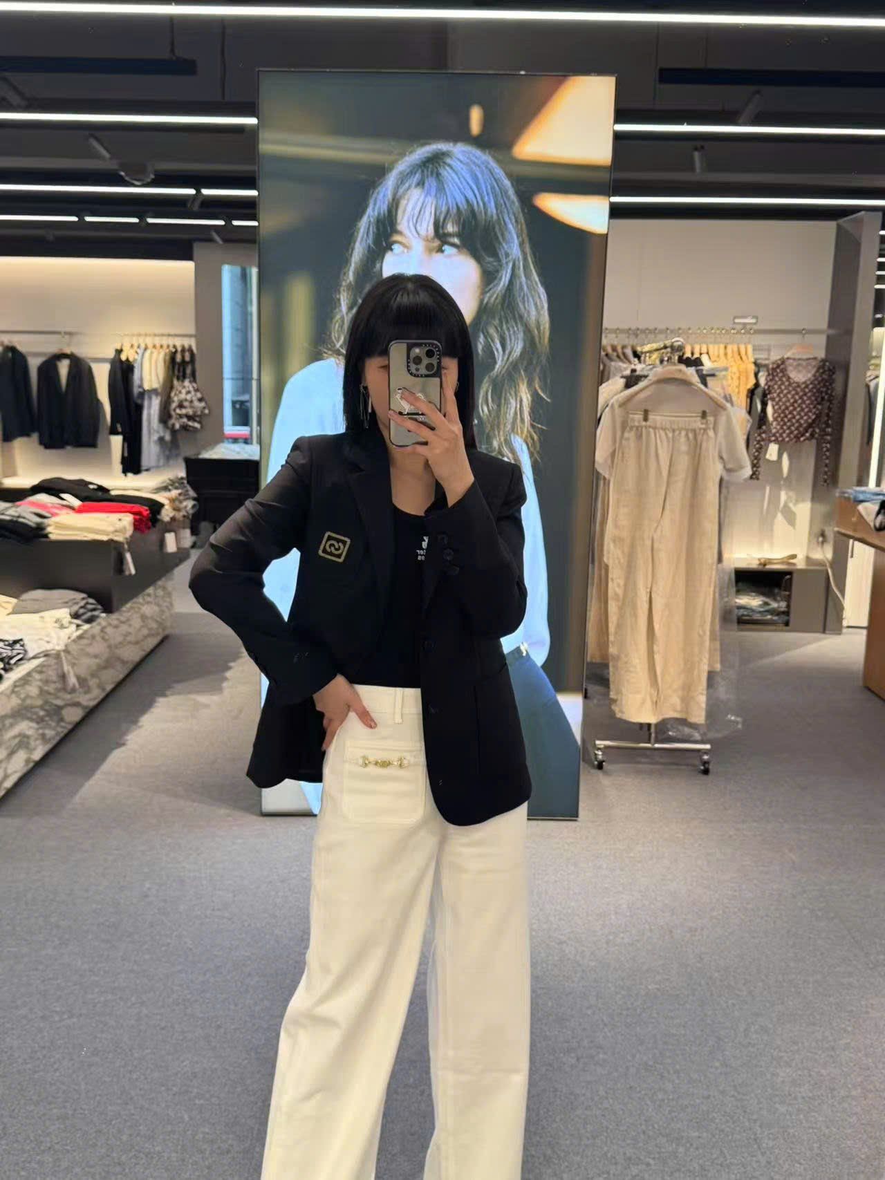 Áo vest đen - logo thêu vàng