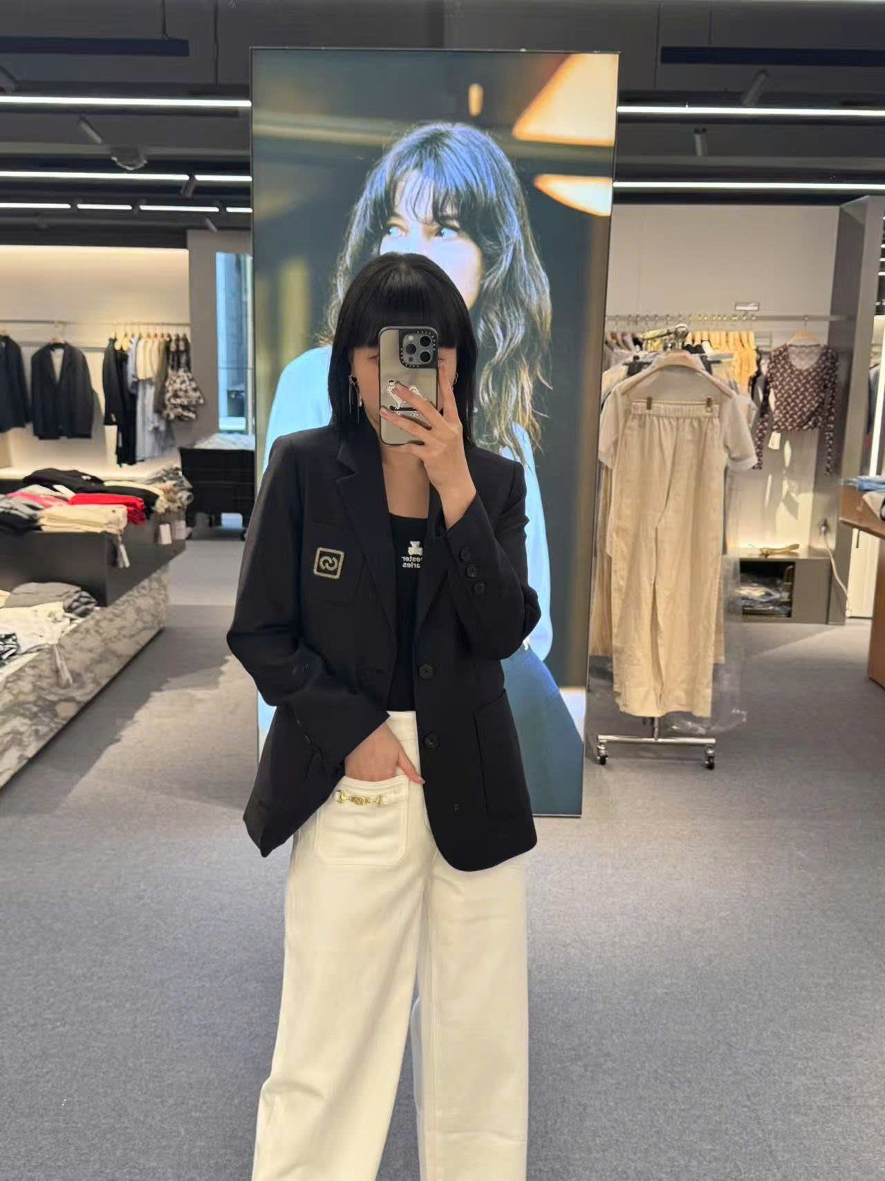 Áo vest đen - logo thêu vàng