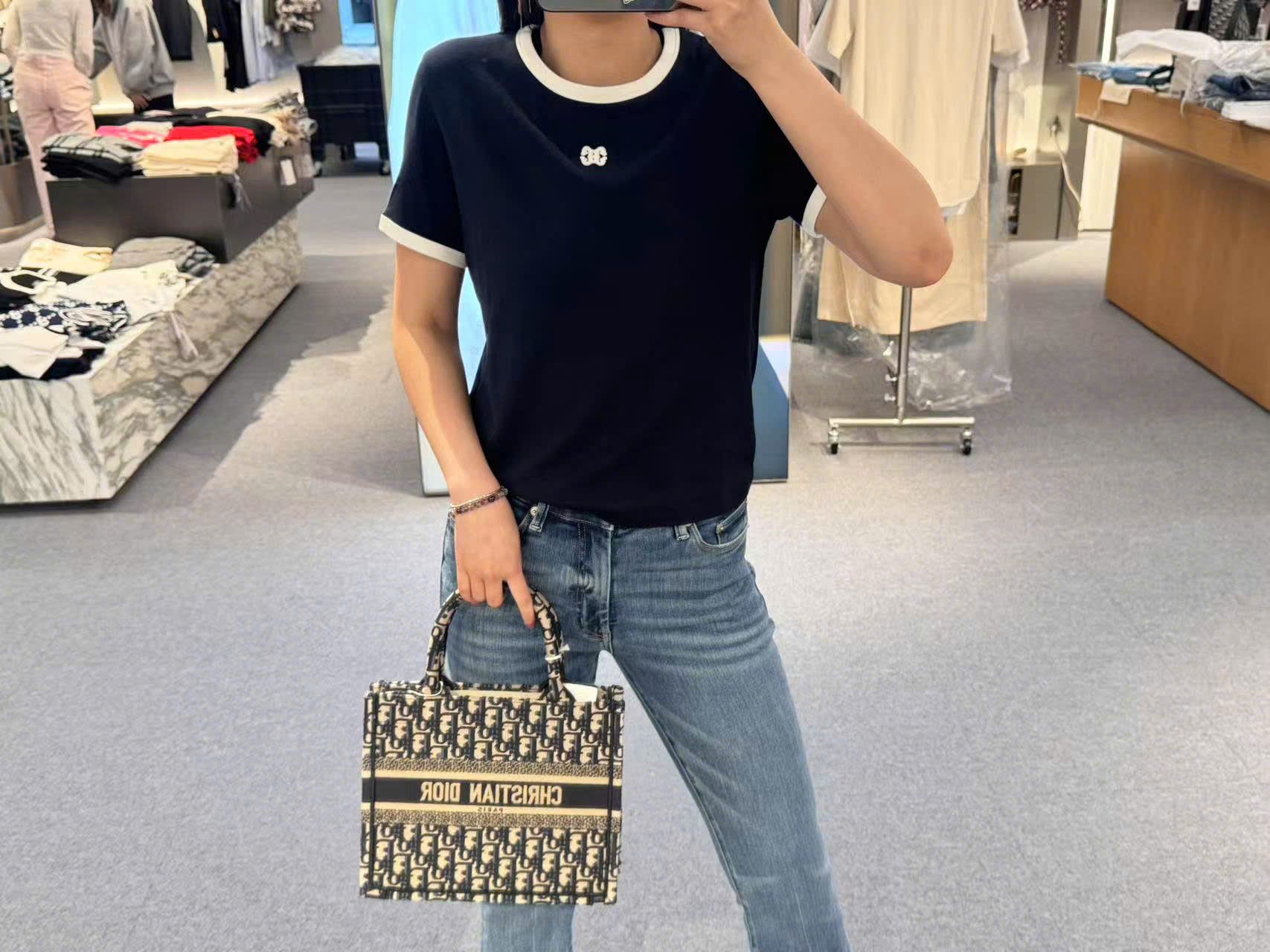 Áo Navy đậm- viền trắng, logo CC nhỏ ngực