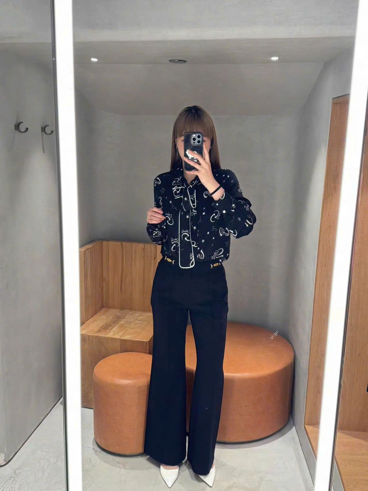 Sơ mi đen hoạ tiết