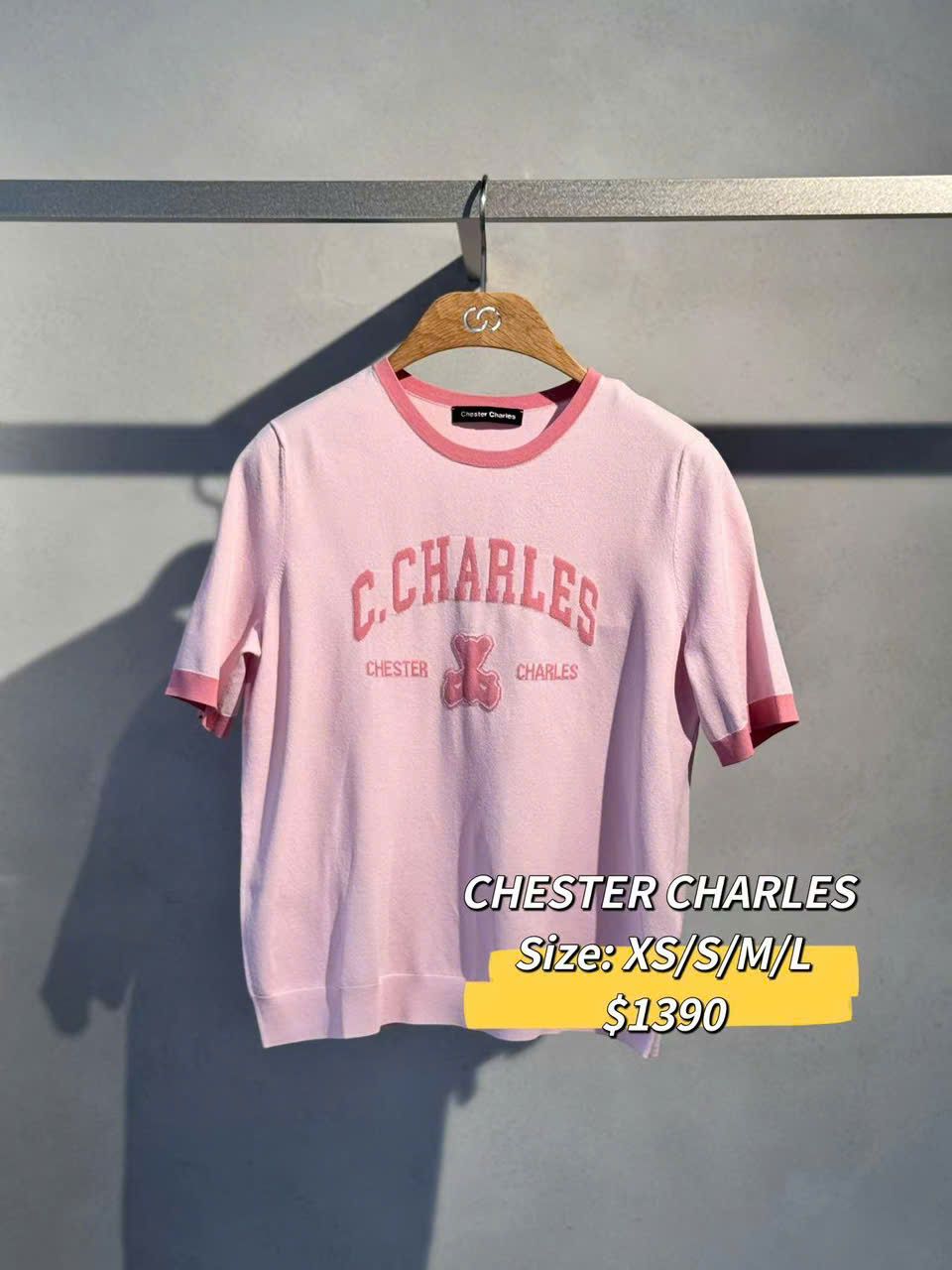 Áo Hồng viền cổ, tay Hồng chữ C. Charles ngực