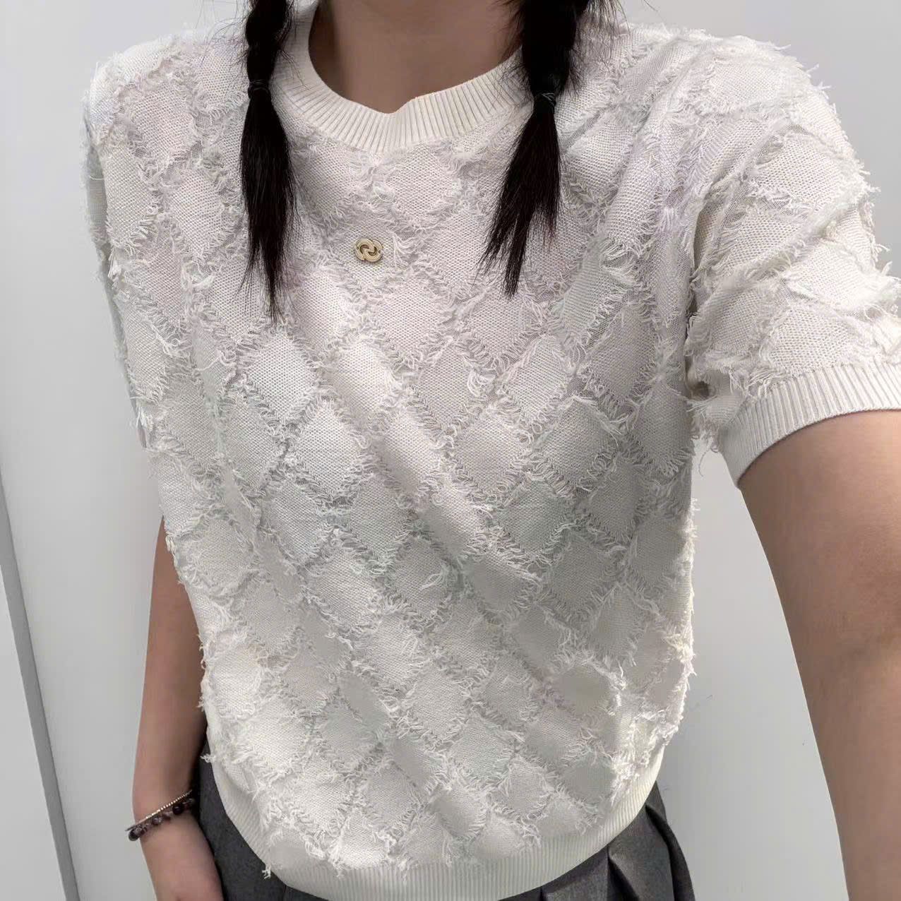 Áo ngắn tay trám lông trắng