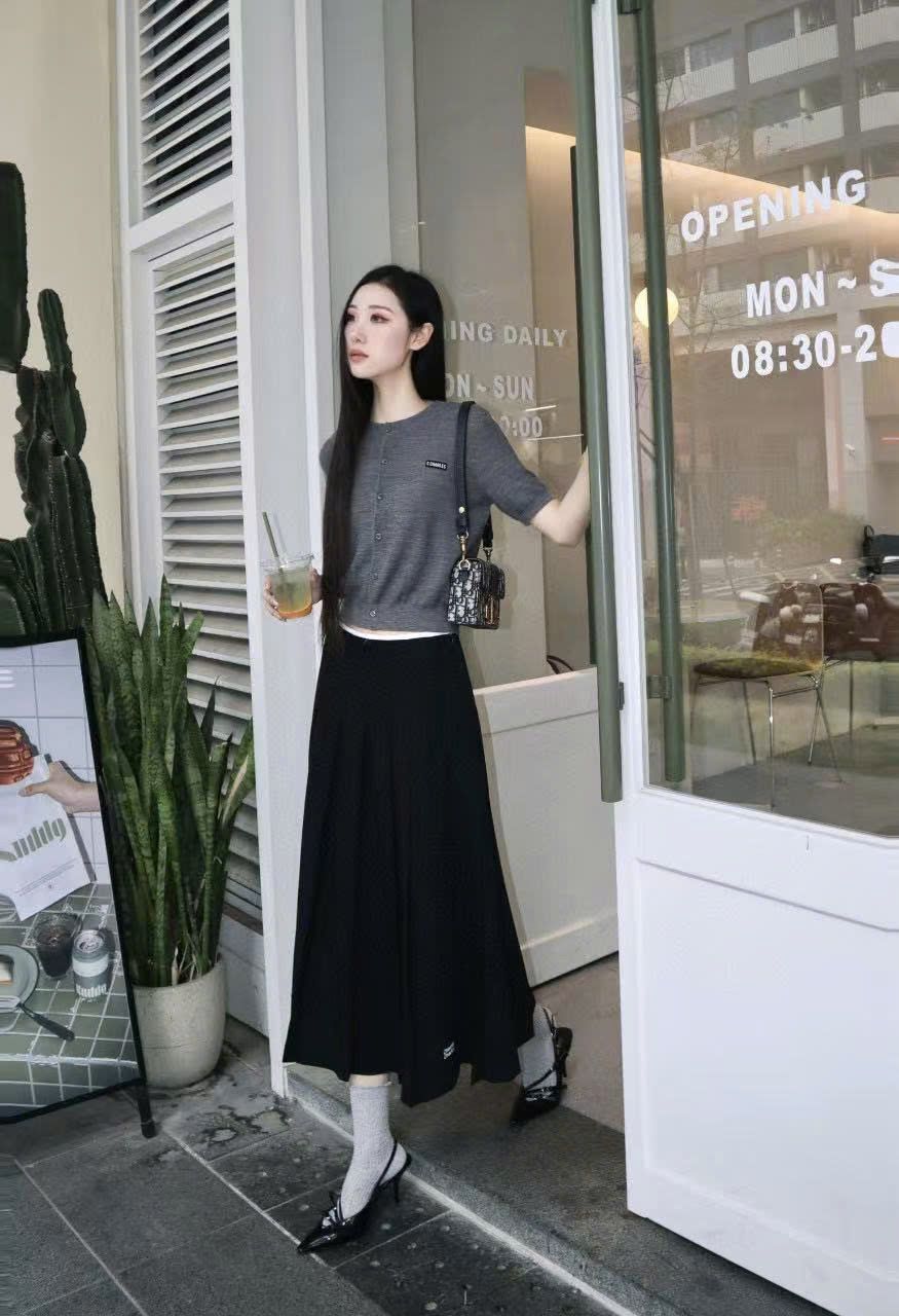 Chân váy xếp ly đen dài - chữ Chester charles trắng