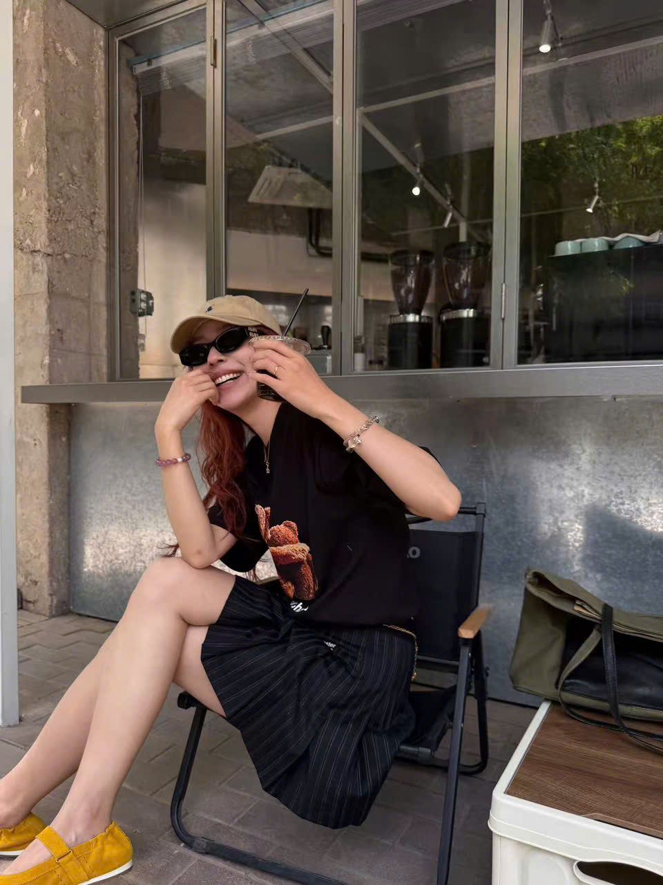 Áo phông đen gấu vàng đôi