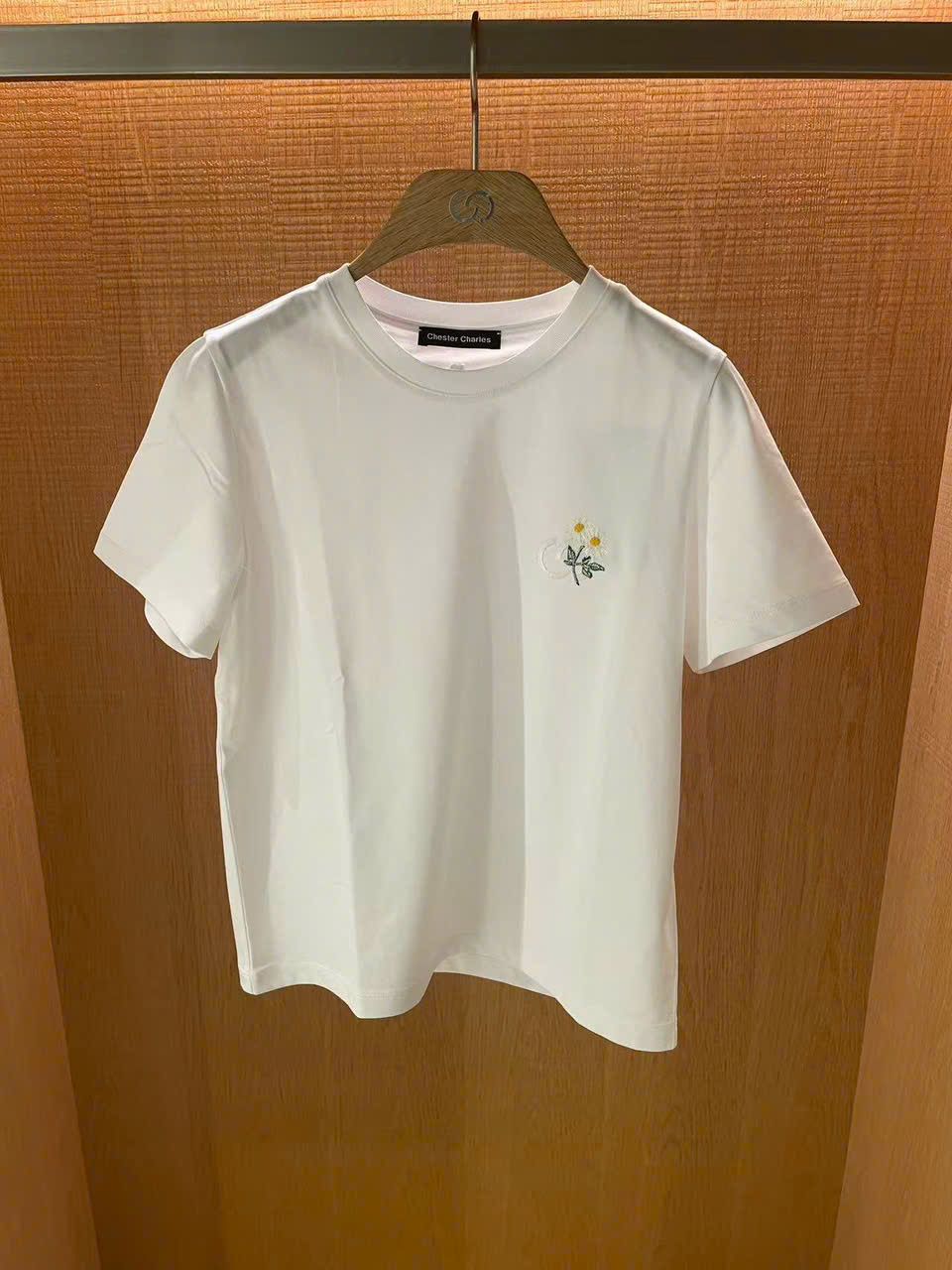 Áo phông trắng - logo hoa vàng