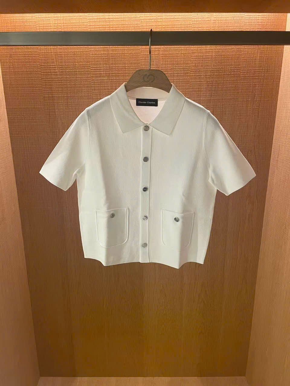 Áo CDG trắng ngắn tay 2 túi cúc đen